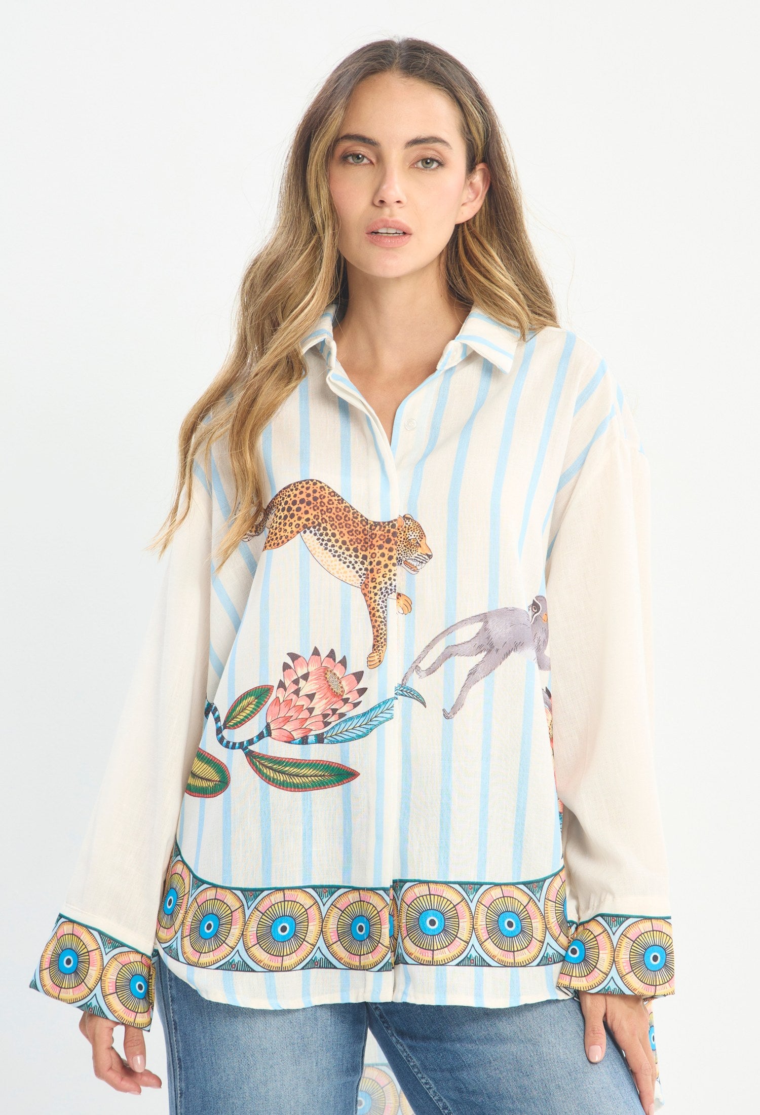 Mujer luciendo blusa azul BYBLA - Estampado Animal
