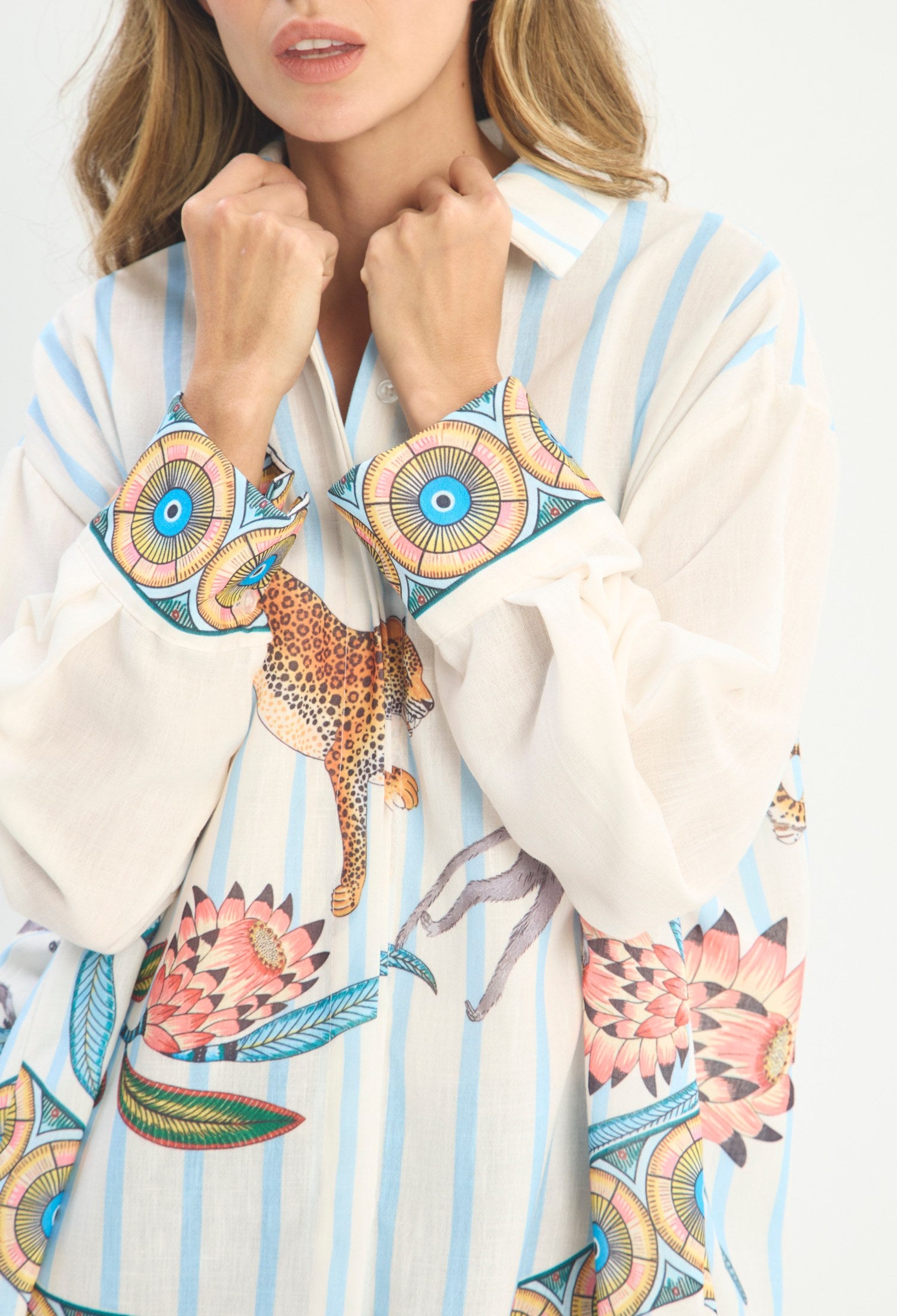 Mujer luciendo blusa azul BYBLA - Estampado Animal - vista 4