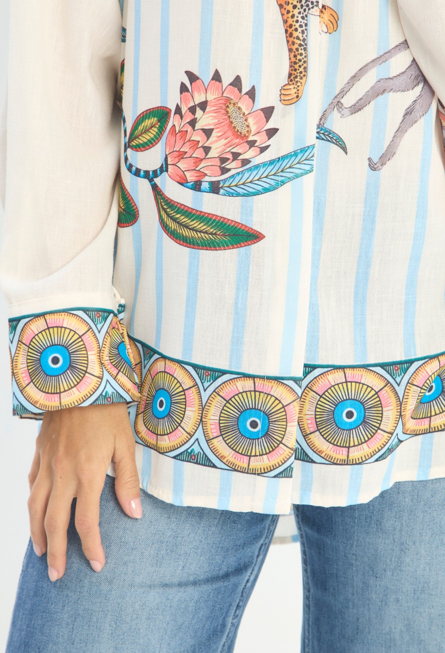 Mujer luciendo blusa azul BYBLA - Estampado Animal - vista 5