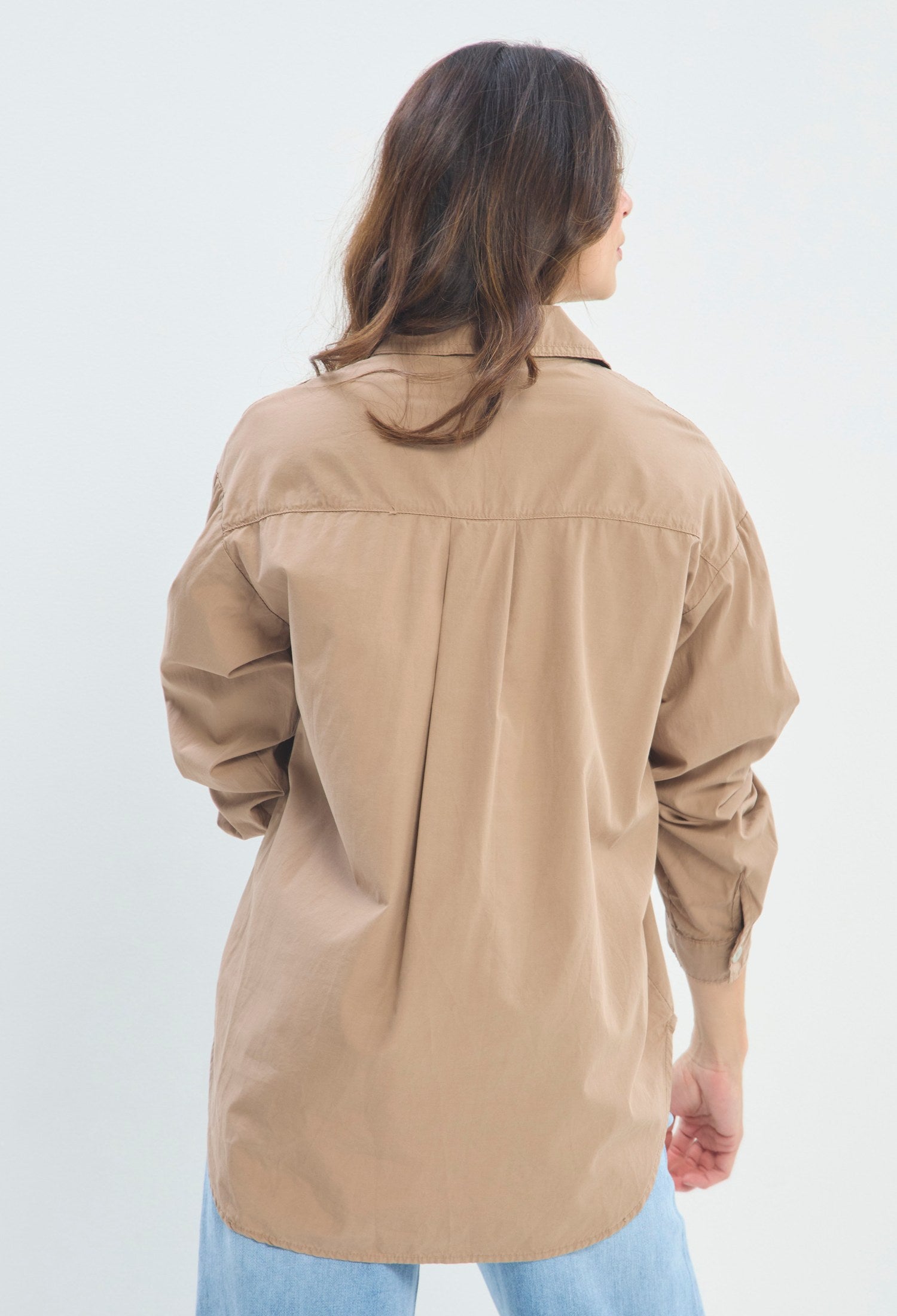 Blusa Camisera Oversize marrón camel BYBLA - vista 3