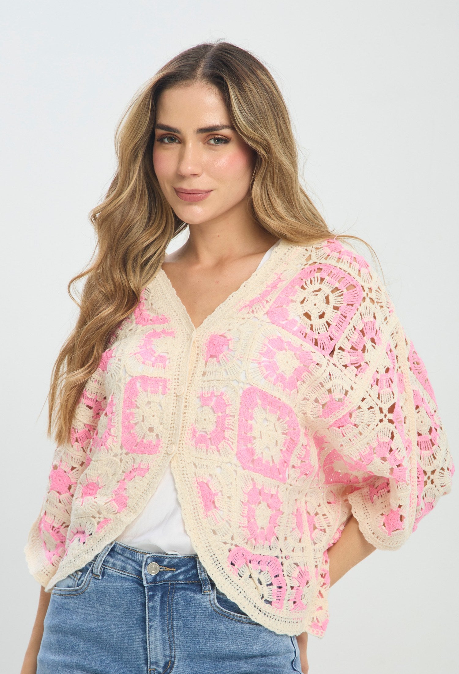 Blusa tipo chaqueta beige en crochet con cuadros rosados y manga corta