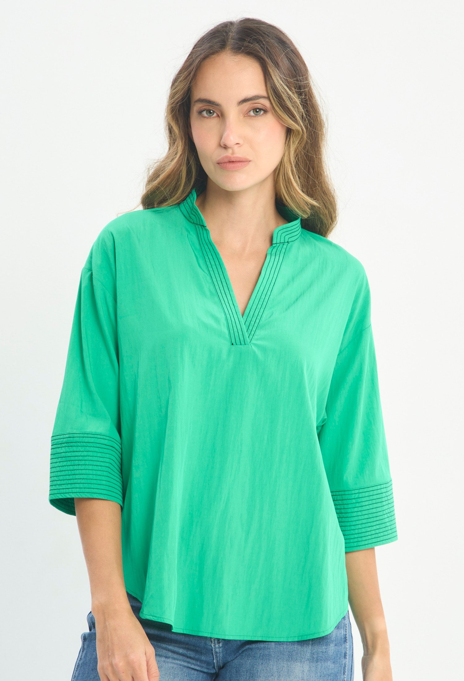 Mujer luciendo blusa verde BYBLA - Cuello Mao Manga 3/4