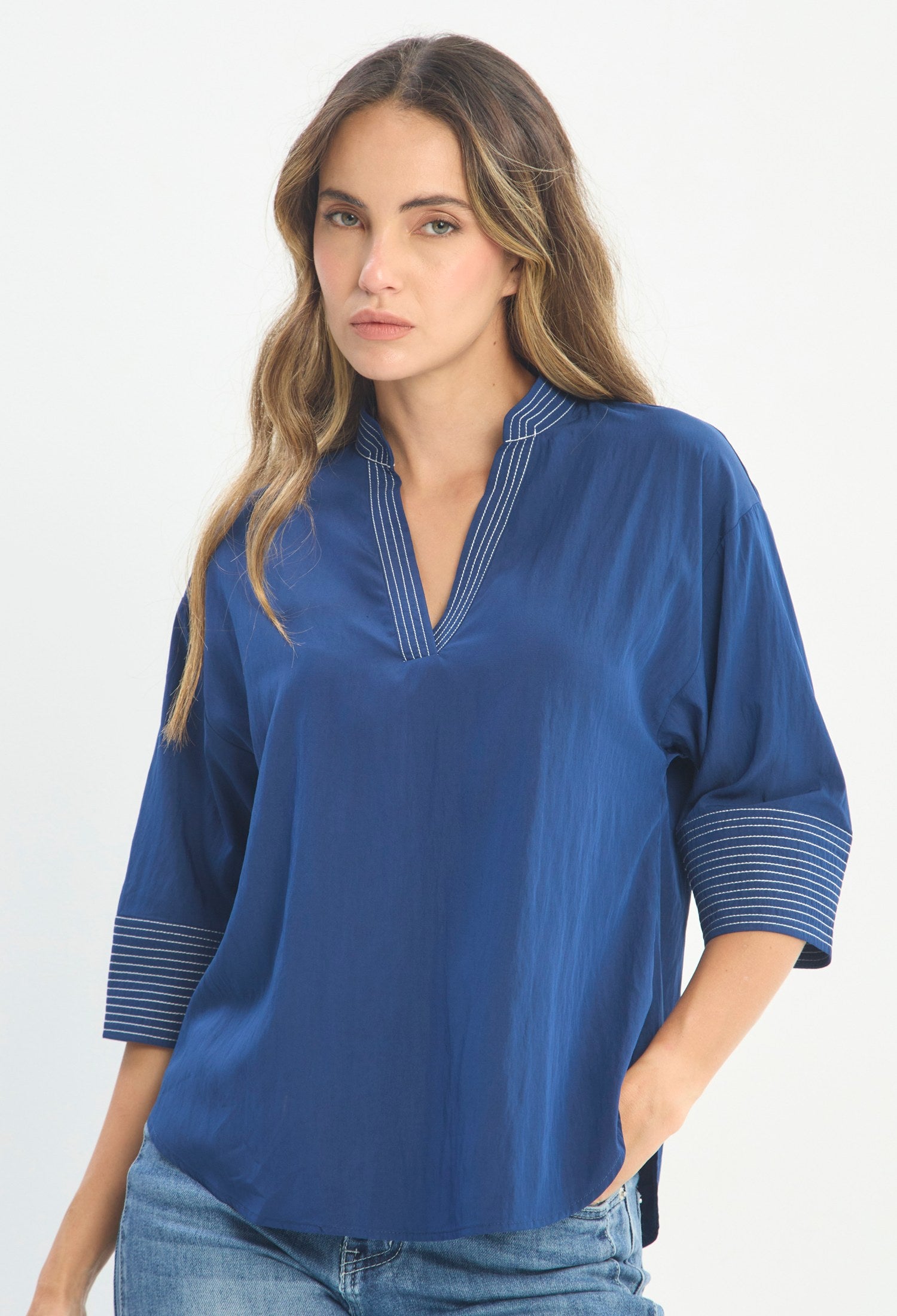 Mujer luciendo blusa azul BYBLA - Cuello Mao Manga 3/4