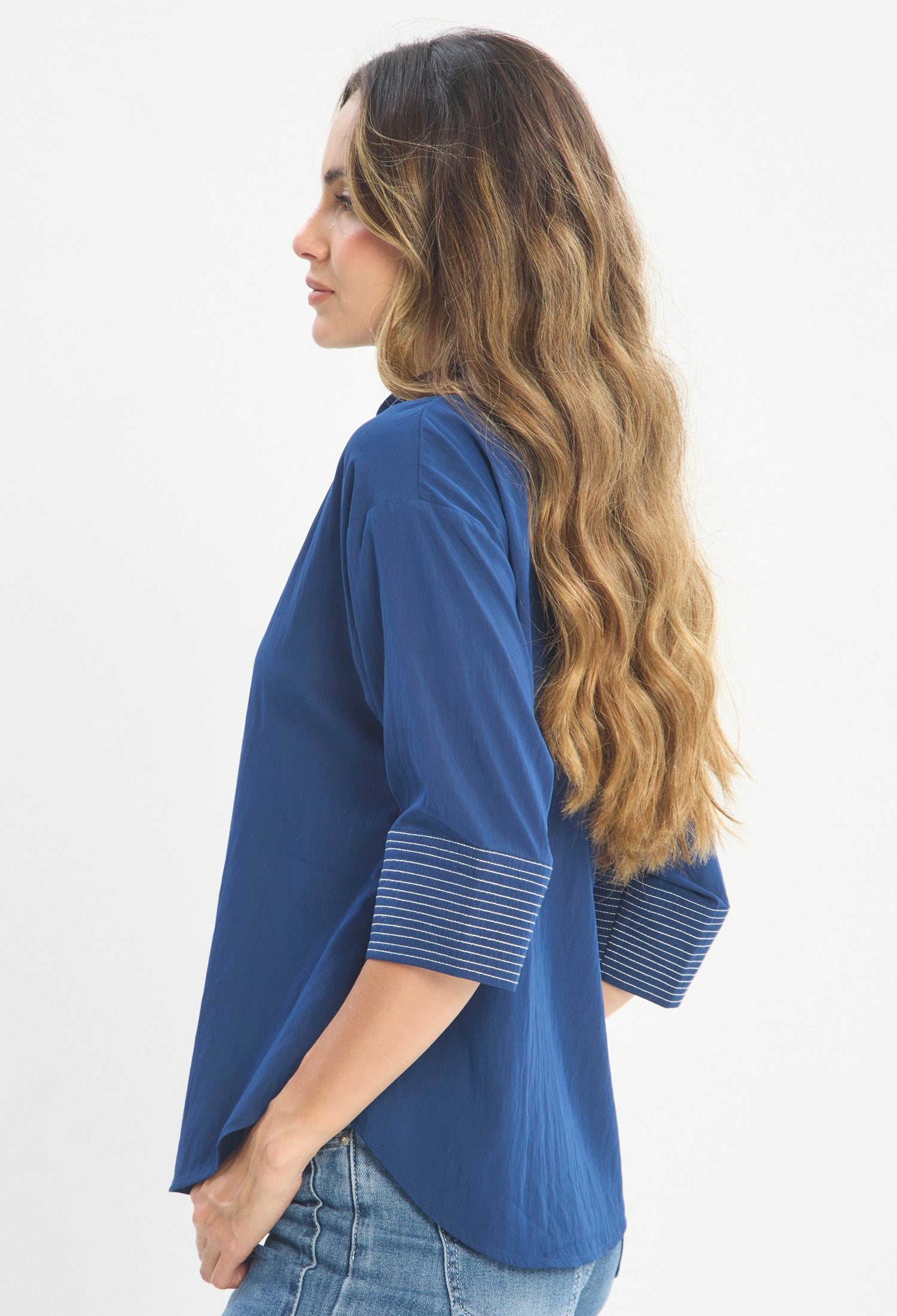 Mujer luciendo blusa azul BYBLA - Cuello Mao Manga 3/4 - vista 2