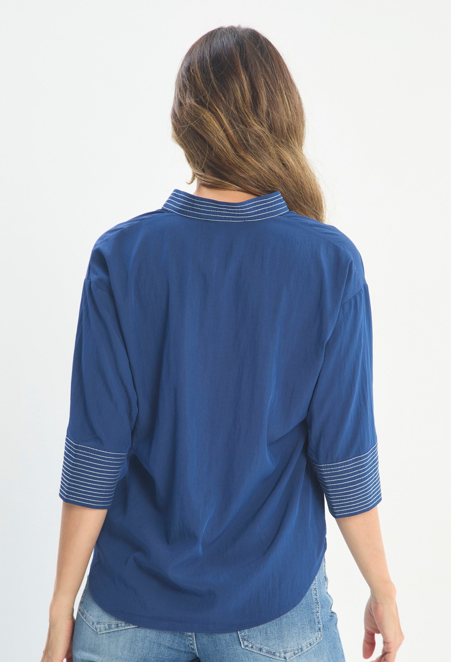 Mujer luciendo blusa azul BYBLA - Cuello Mao Manga 3/4 - vista 3