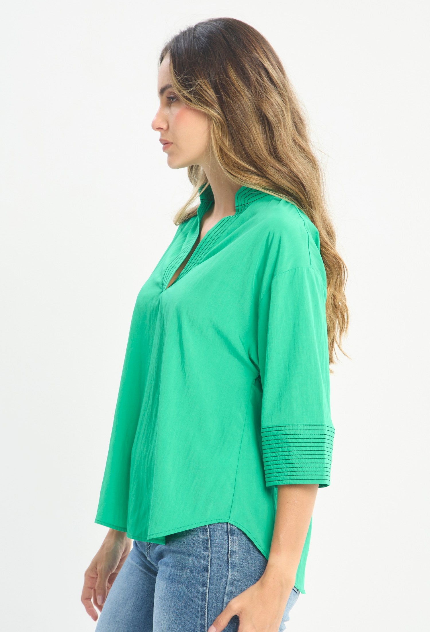 Mujer luciendo blusa verde BYBLA - Cuello Mao Manga 3/4 - vista 2
