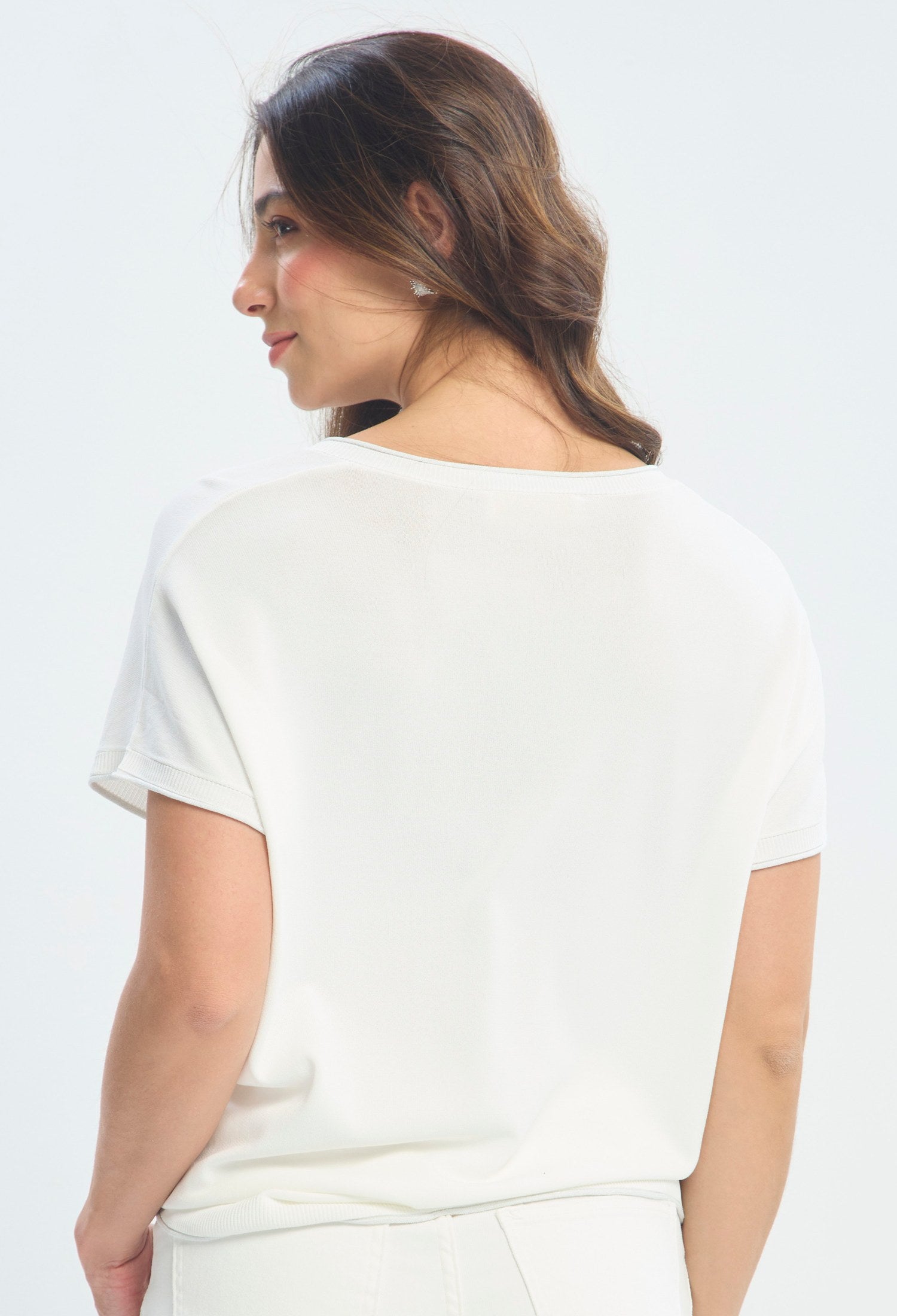 Blusa Cuello V Minimalista blanco puro BYBLA - vista 3
