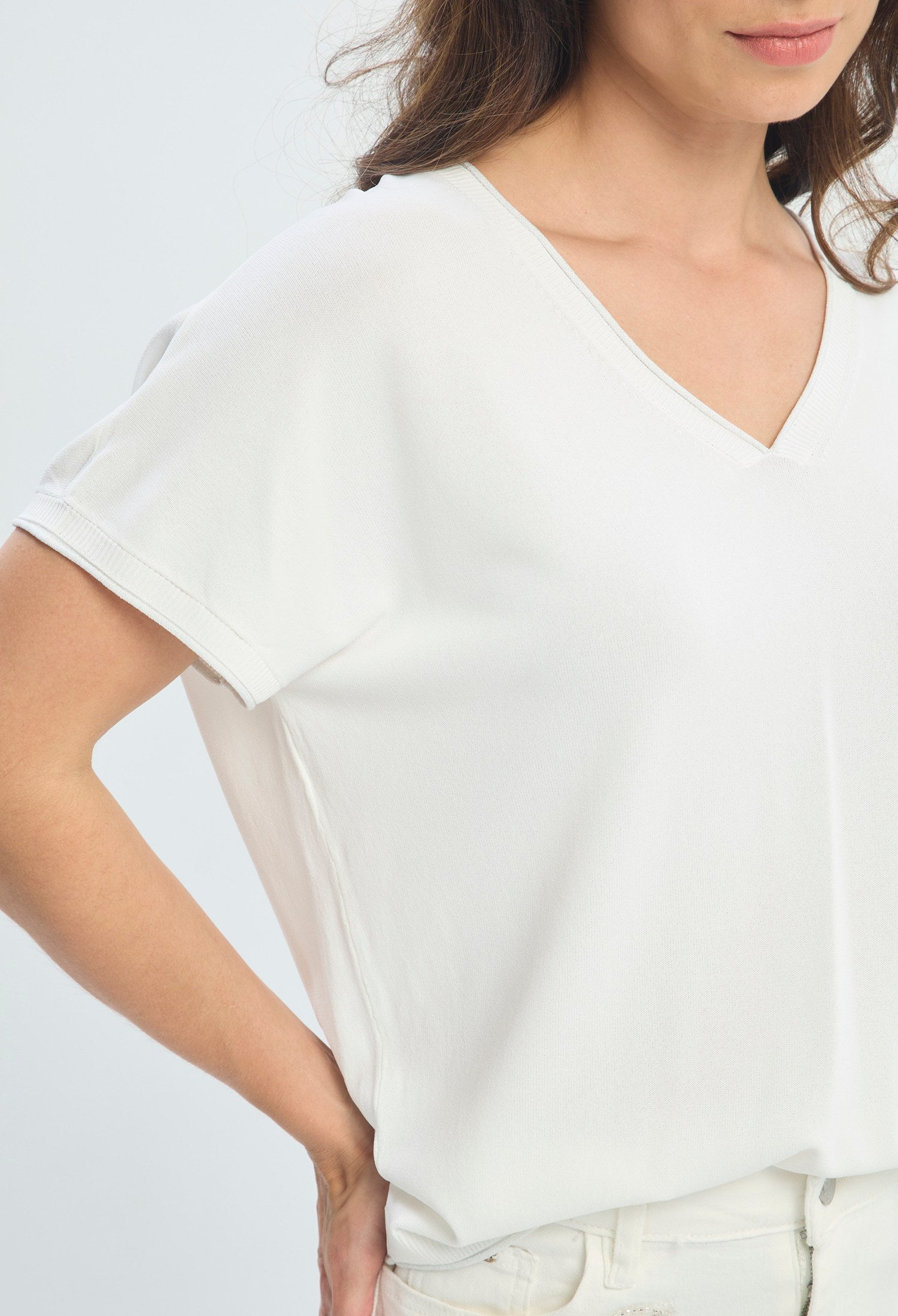 Blusa Cuello V Minimalista blanco puro BYBLA - vista 4