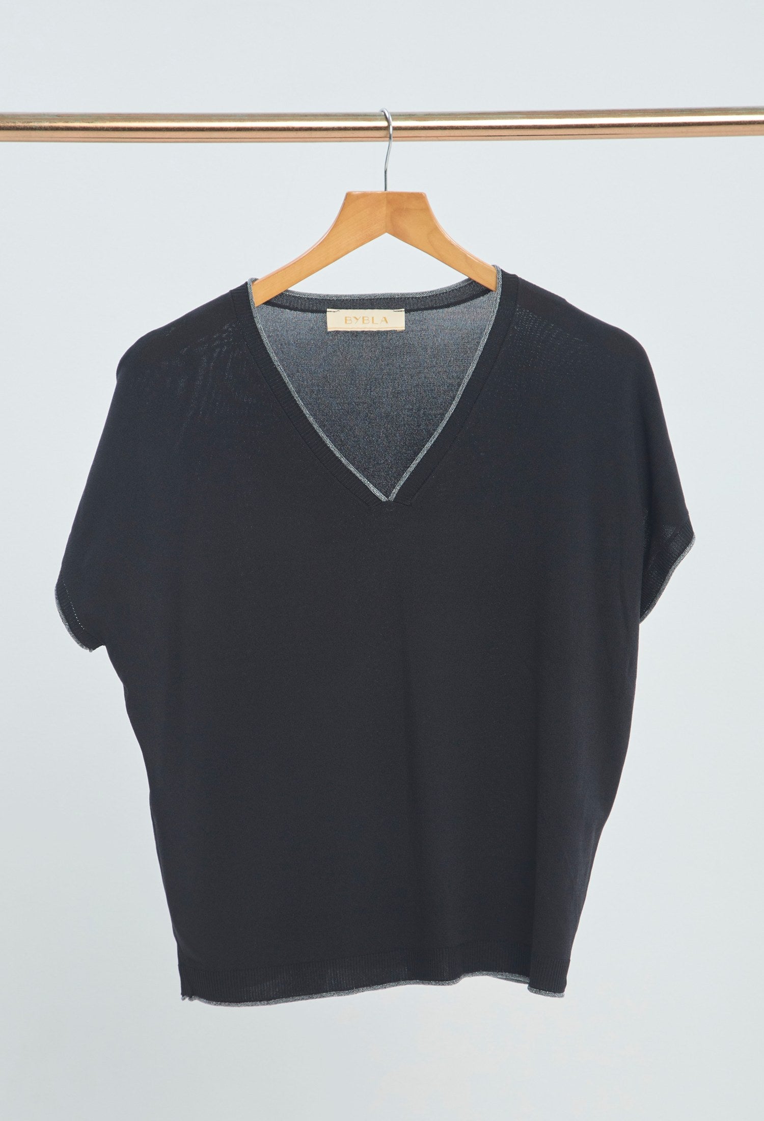 Blusa Cuello V Minimalista negro BYBLA