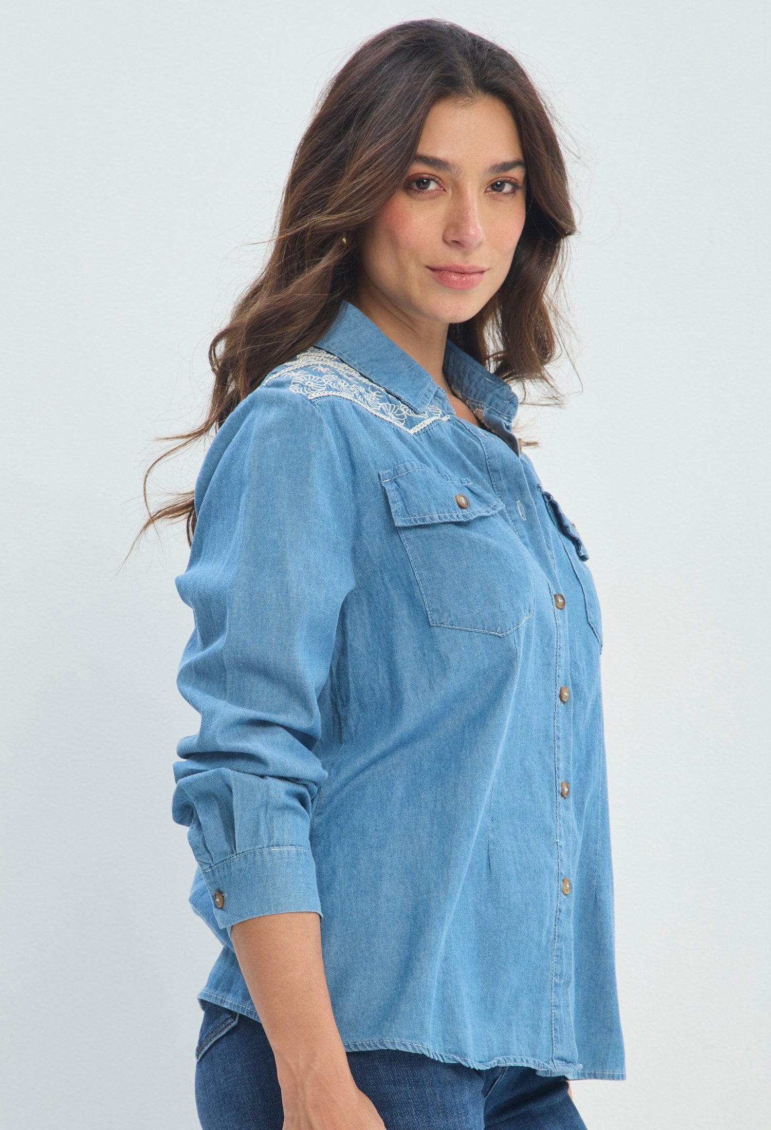 Blusa Denim Bordado Floral azul denim sale BYBLA - vista 2