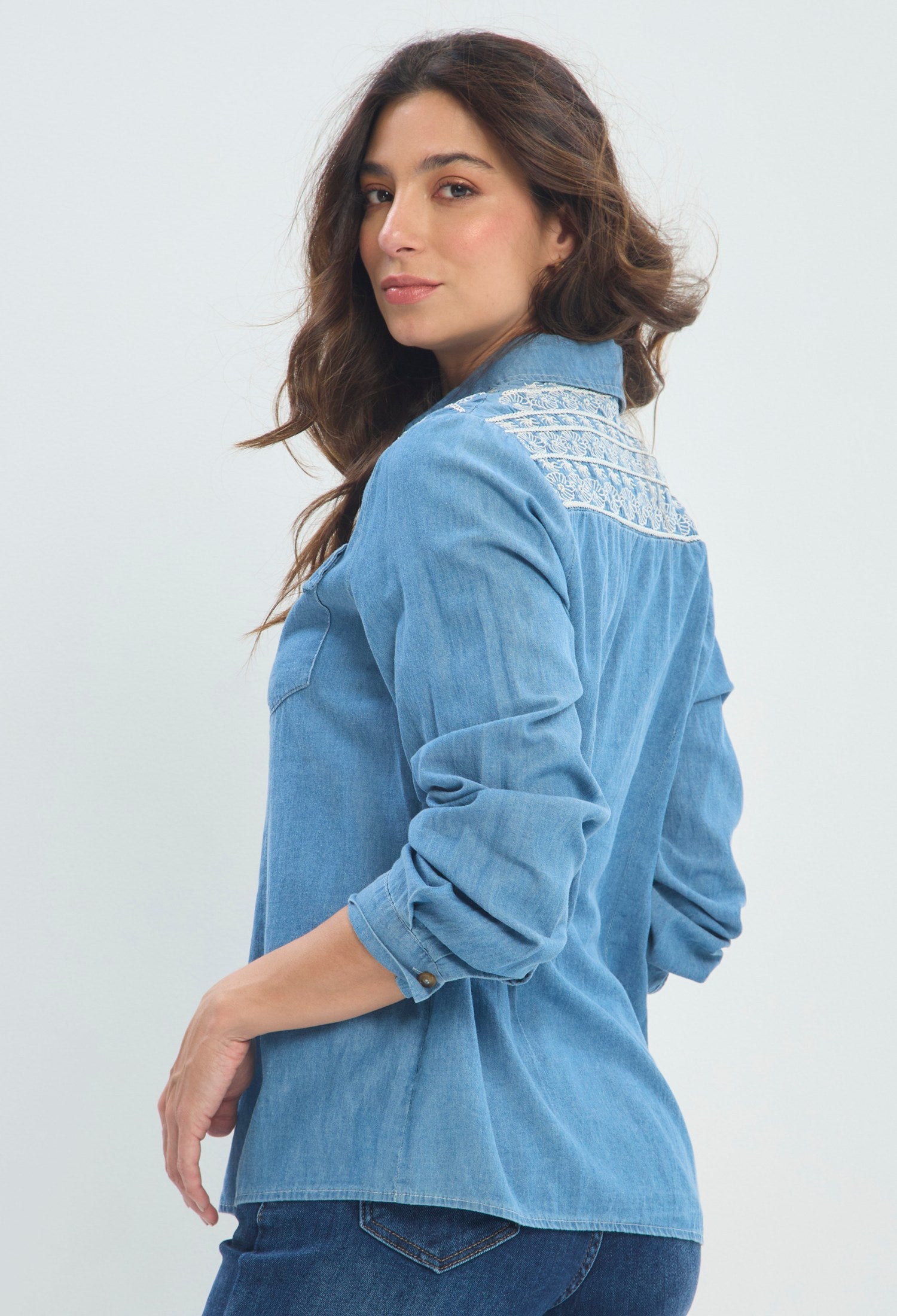 Blusa Denim Bordado Floral azul denim sale BYBLA - vista 3