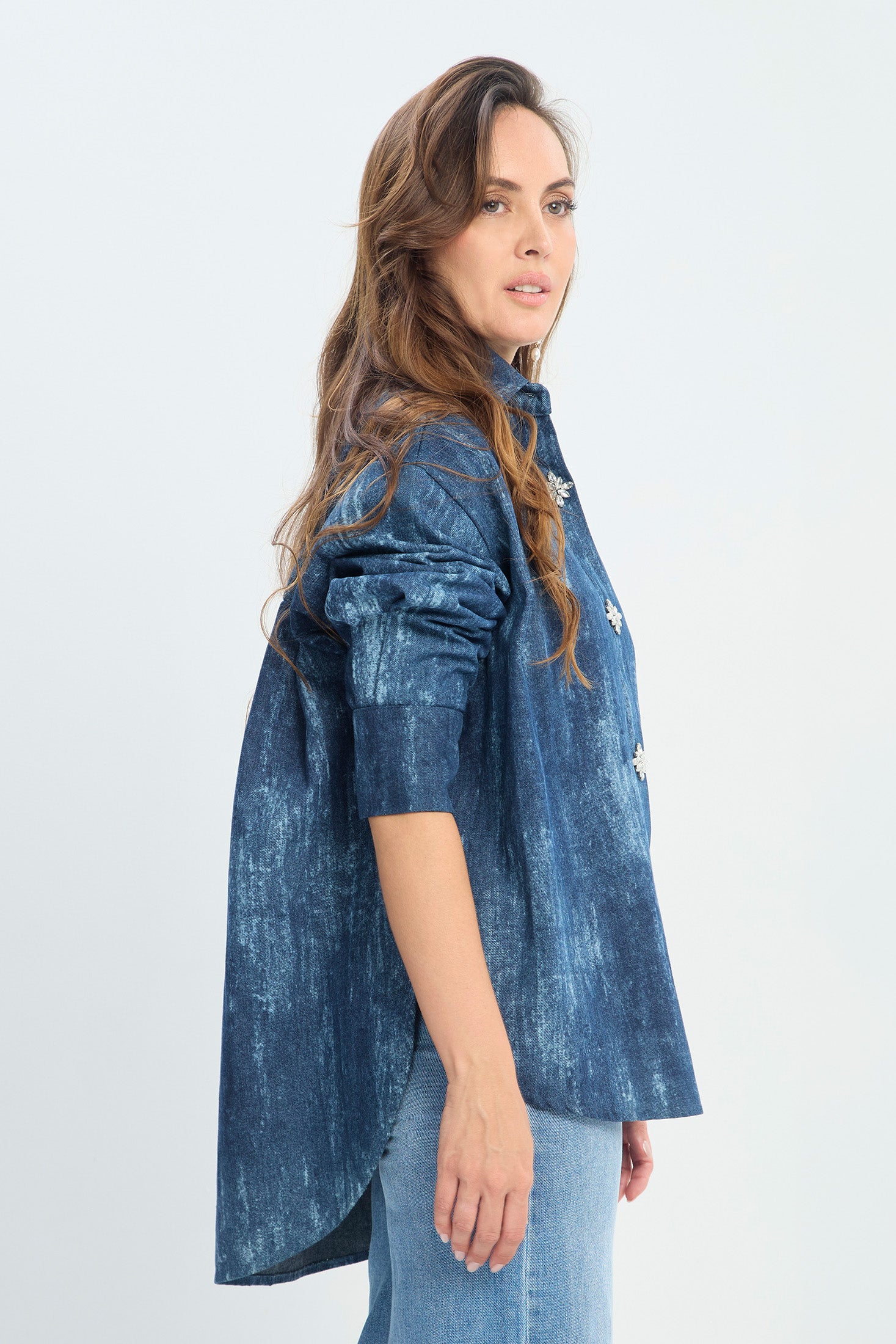 Blusa Oversize Denim Detalle Piedras NEW vista 3 - BYBLA Colombia