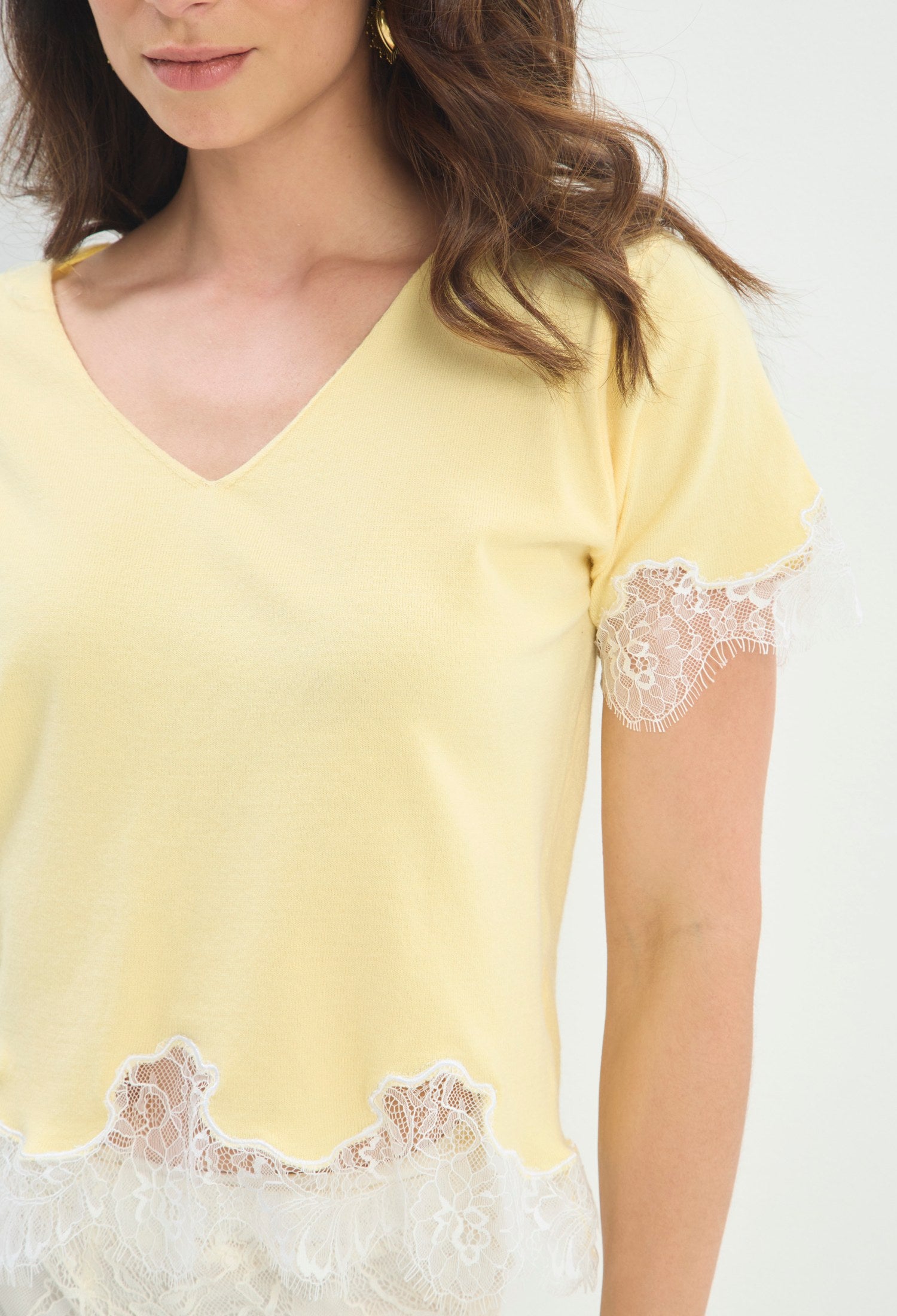 Blusa Escote V con Encaje amarillo mantequilla sale BYBLA - vista 4