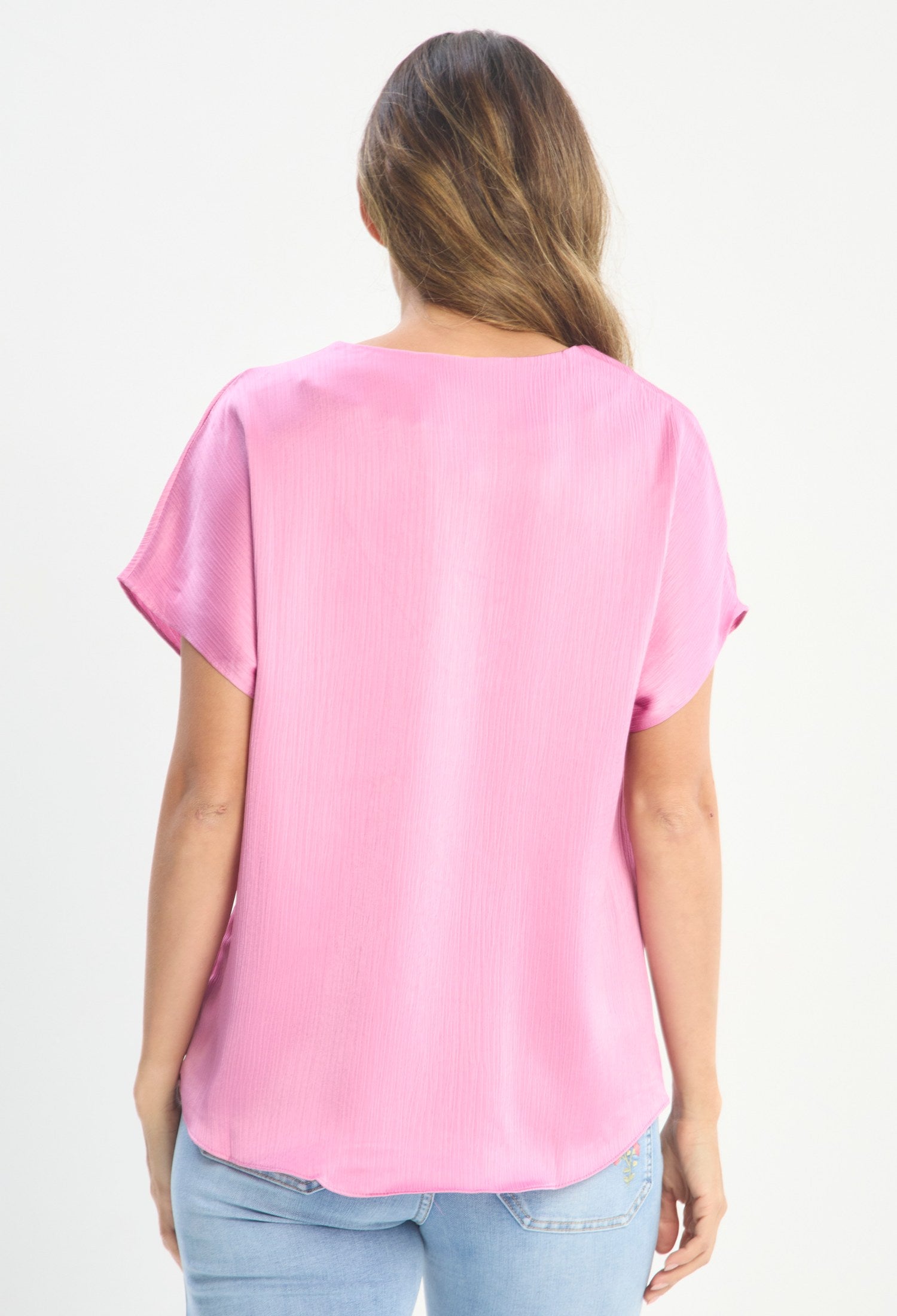 Mujer luciendo blusa rosa BYBLA - Escote V Manga Corta - vista 3