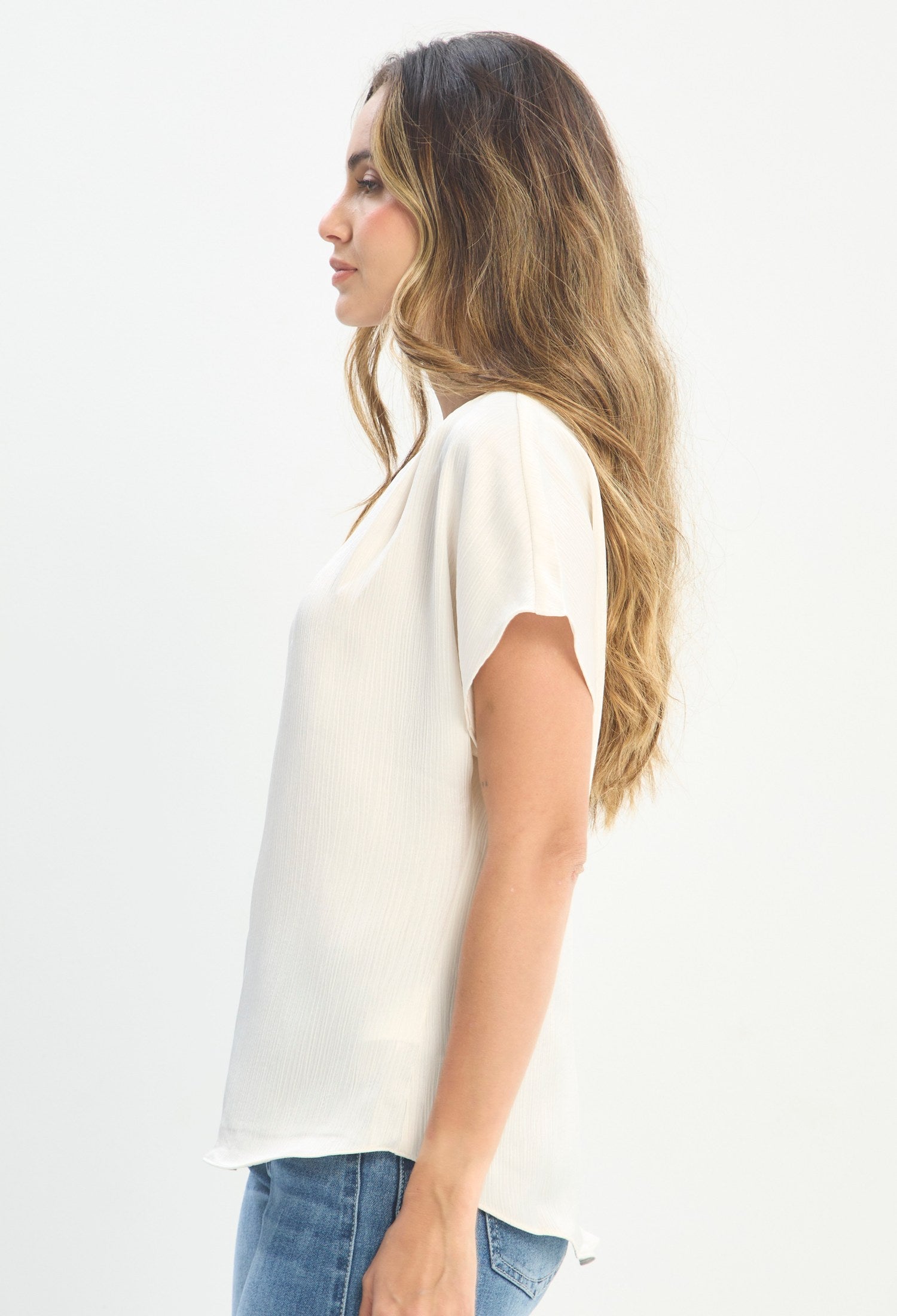 Mujer luciendo blusa beige BYBLA - Escote V Satín - vista 2