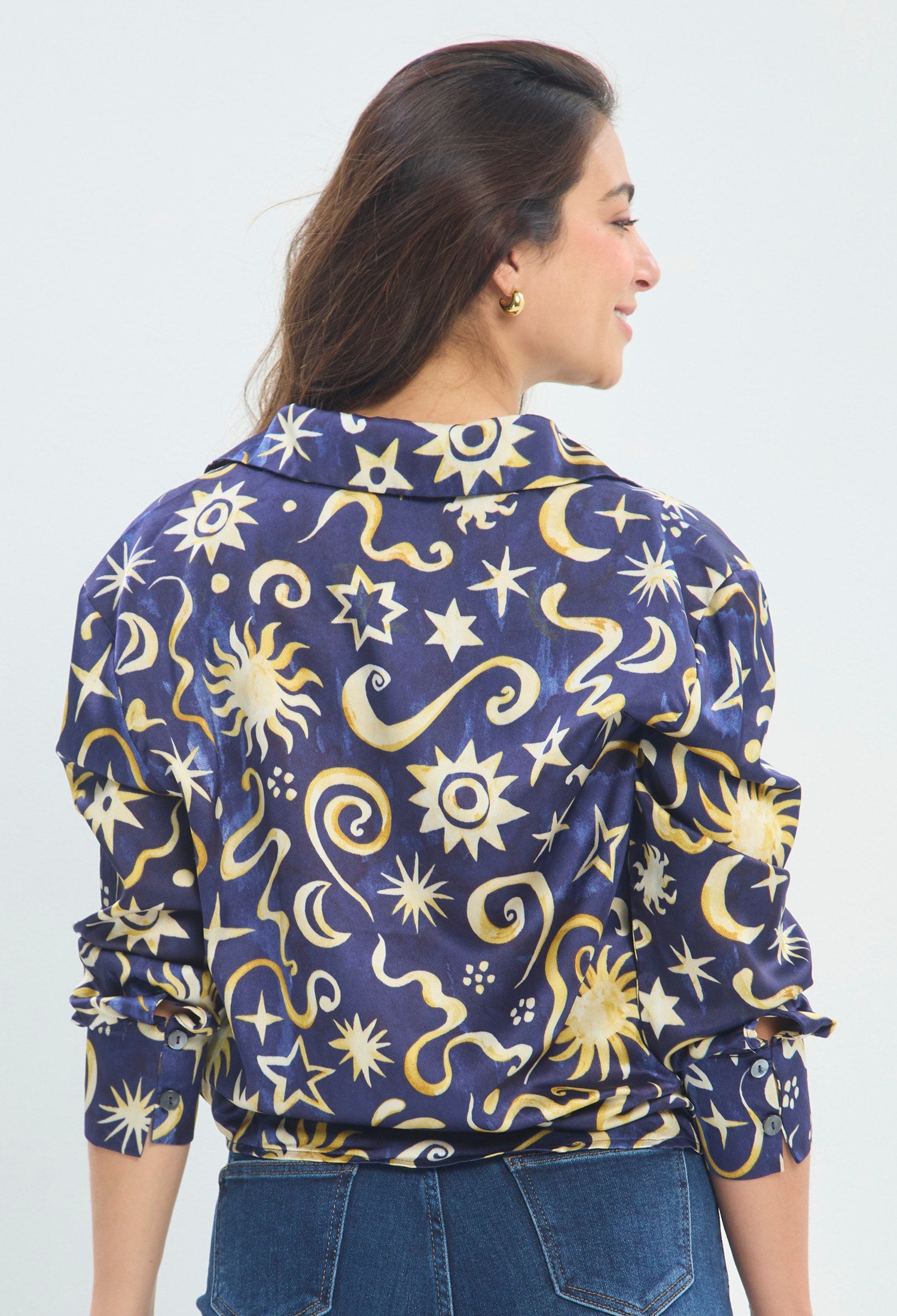 Blusa Estampada Astros Dorados azul marino sale BYBLA - vista 3