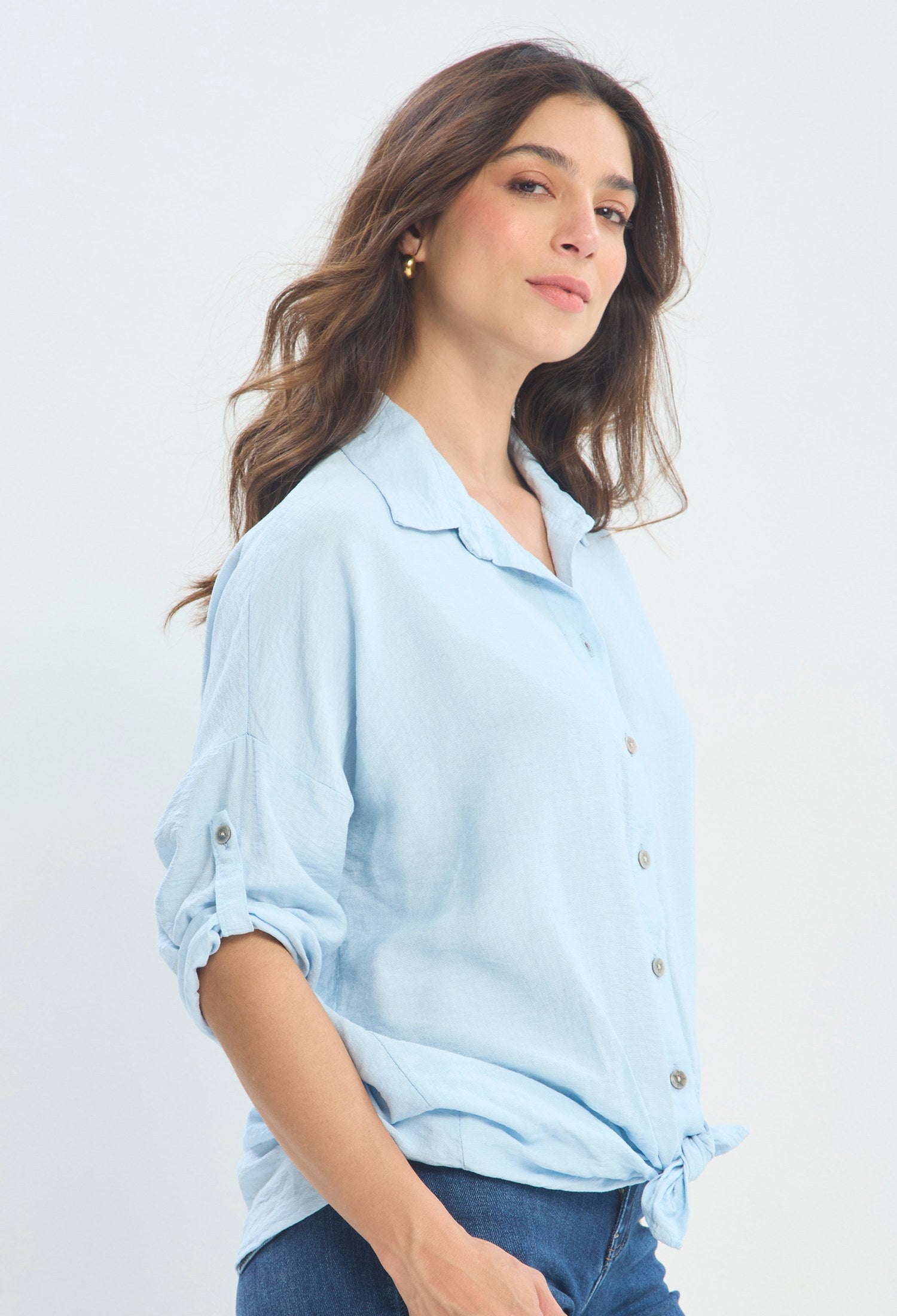 Blusa Fluida Cuello Camisero Anudada azul cielo BYBLA - vista 2