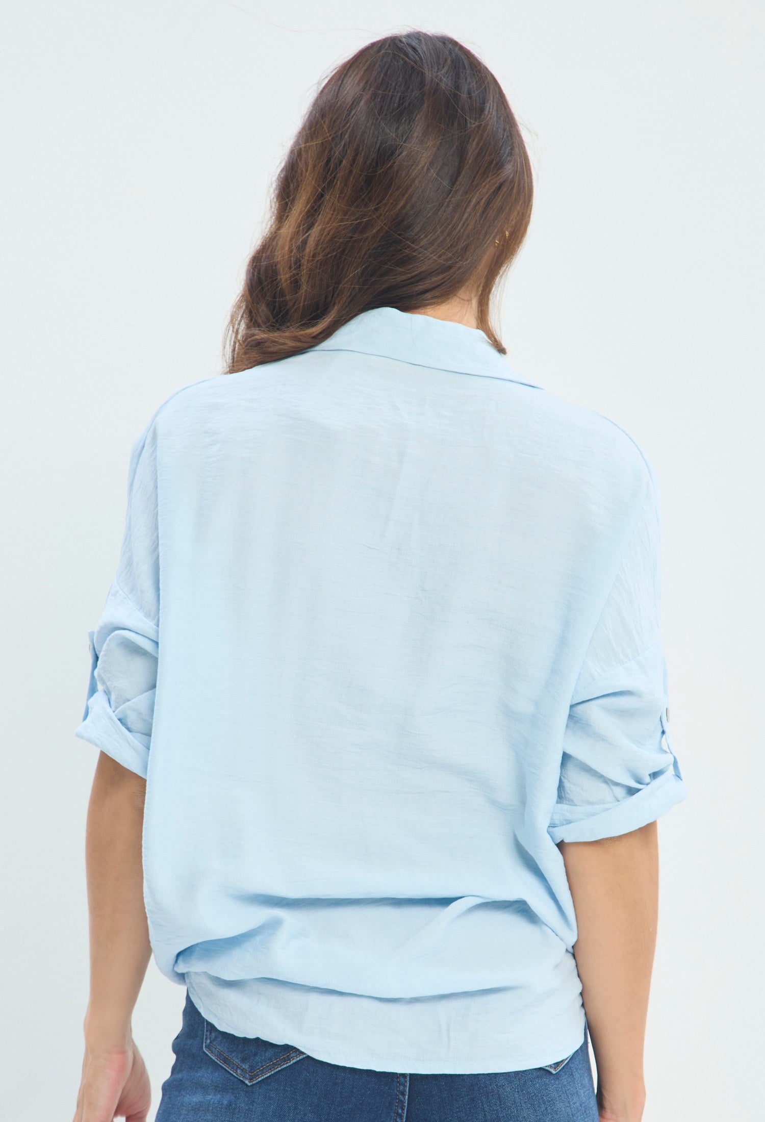 Blusa Fluida Cuello Camisero Anudada azul cielo BYBLA - vista 3