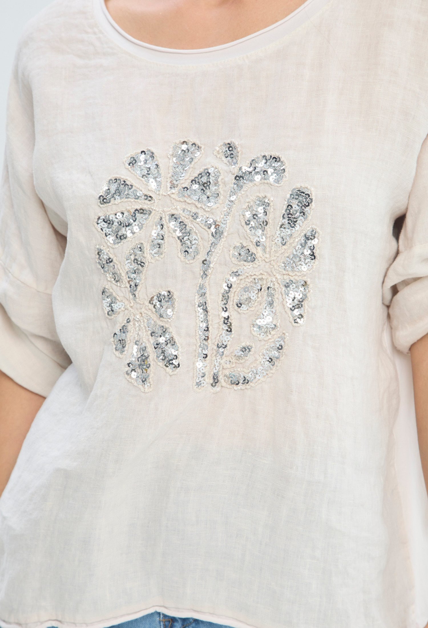 Blusa Lino Bordado Lentejuelas beige arena BYBLA - vista 4