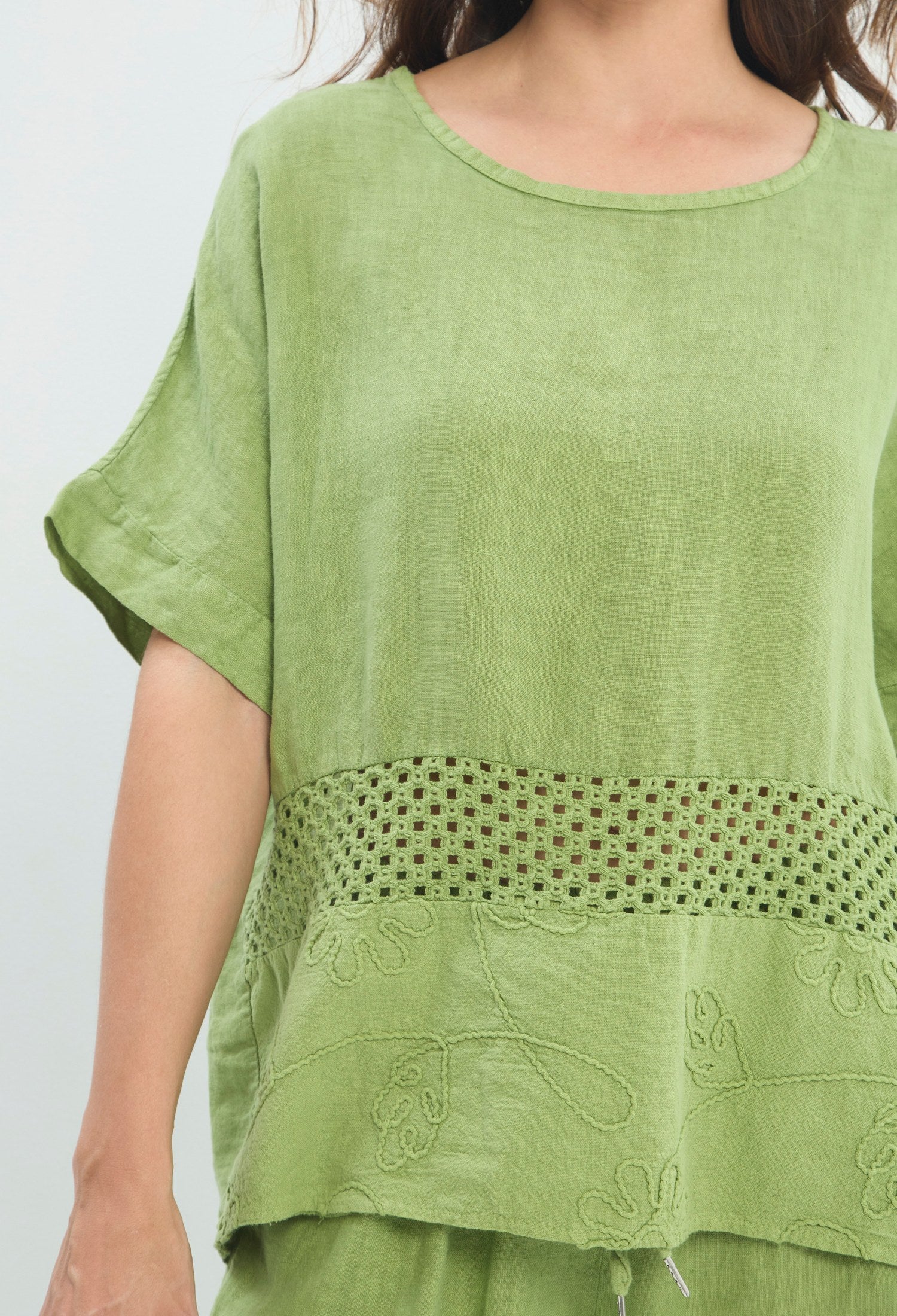 Blusa Lino Crochet Bordada verde oliva BYBLA - vista 5