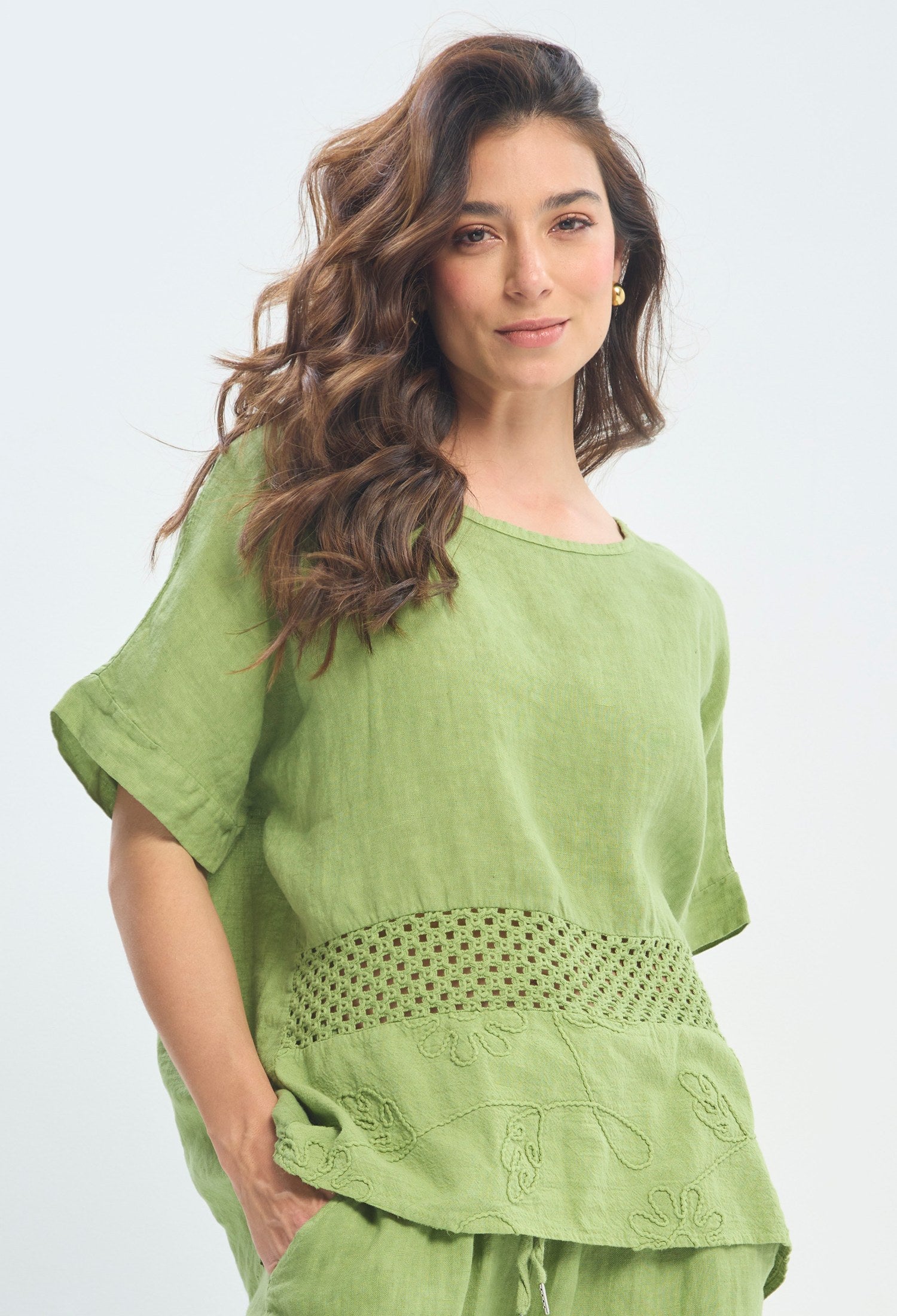 Blusa Lino Crochet Bordada verde oliva BYBLA - vista 6
