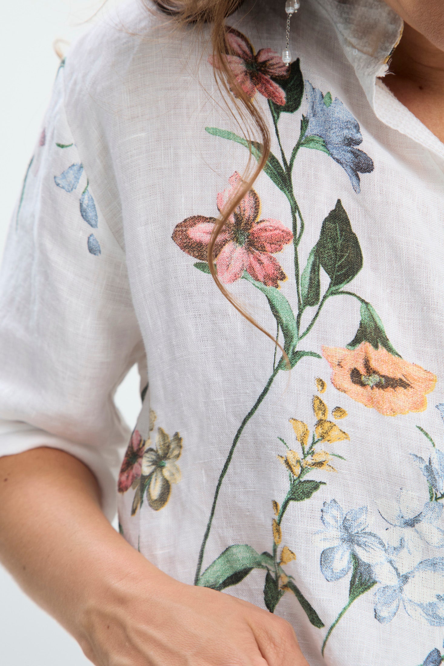 Blusa Lino Floral con Lentejuelas NEW vista 9 - BYBLA Colombia