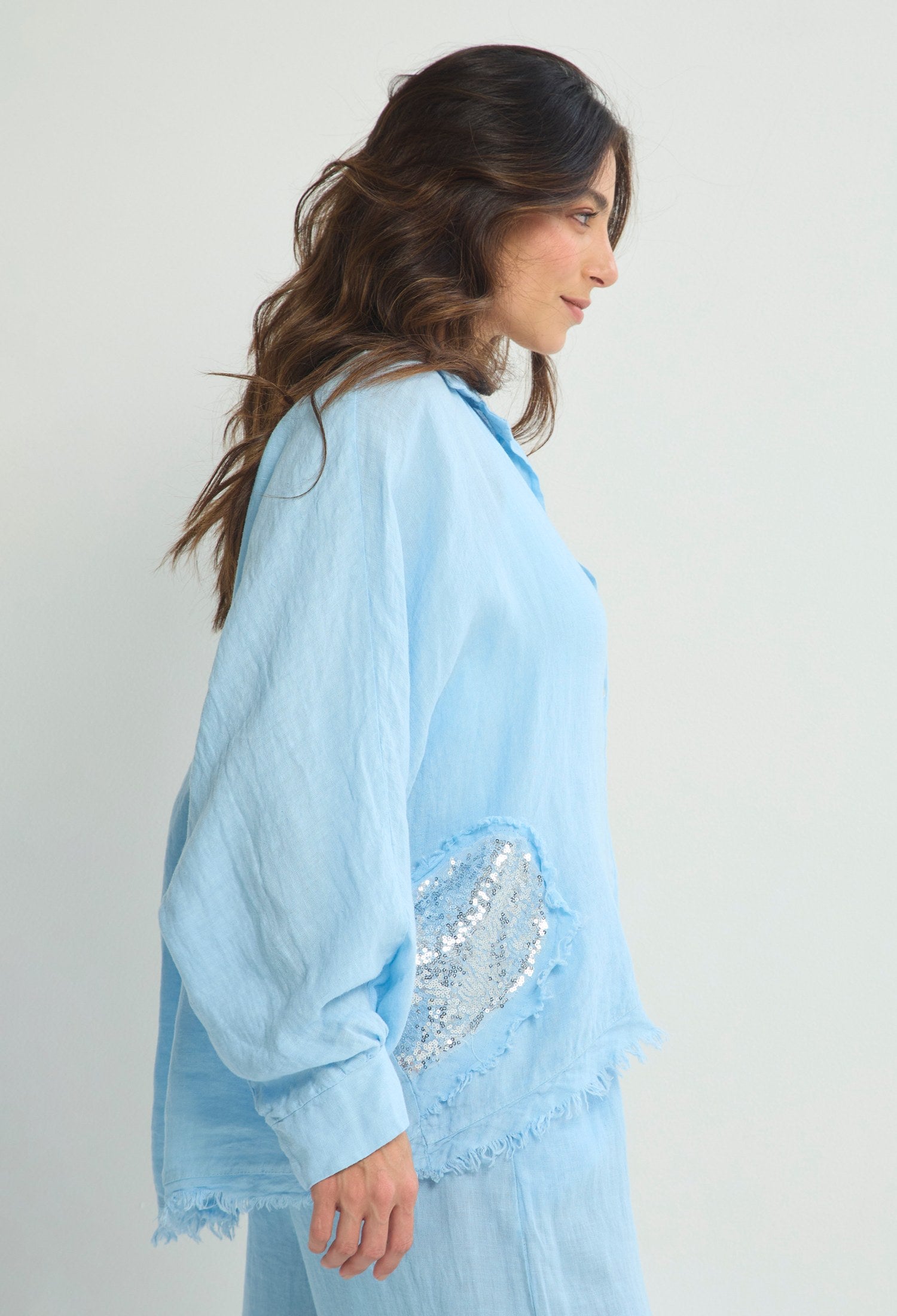 Blusa Lino Oversize Ruedo Deshilado azul cielo BYBLA - vista 2