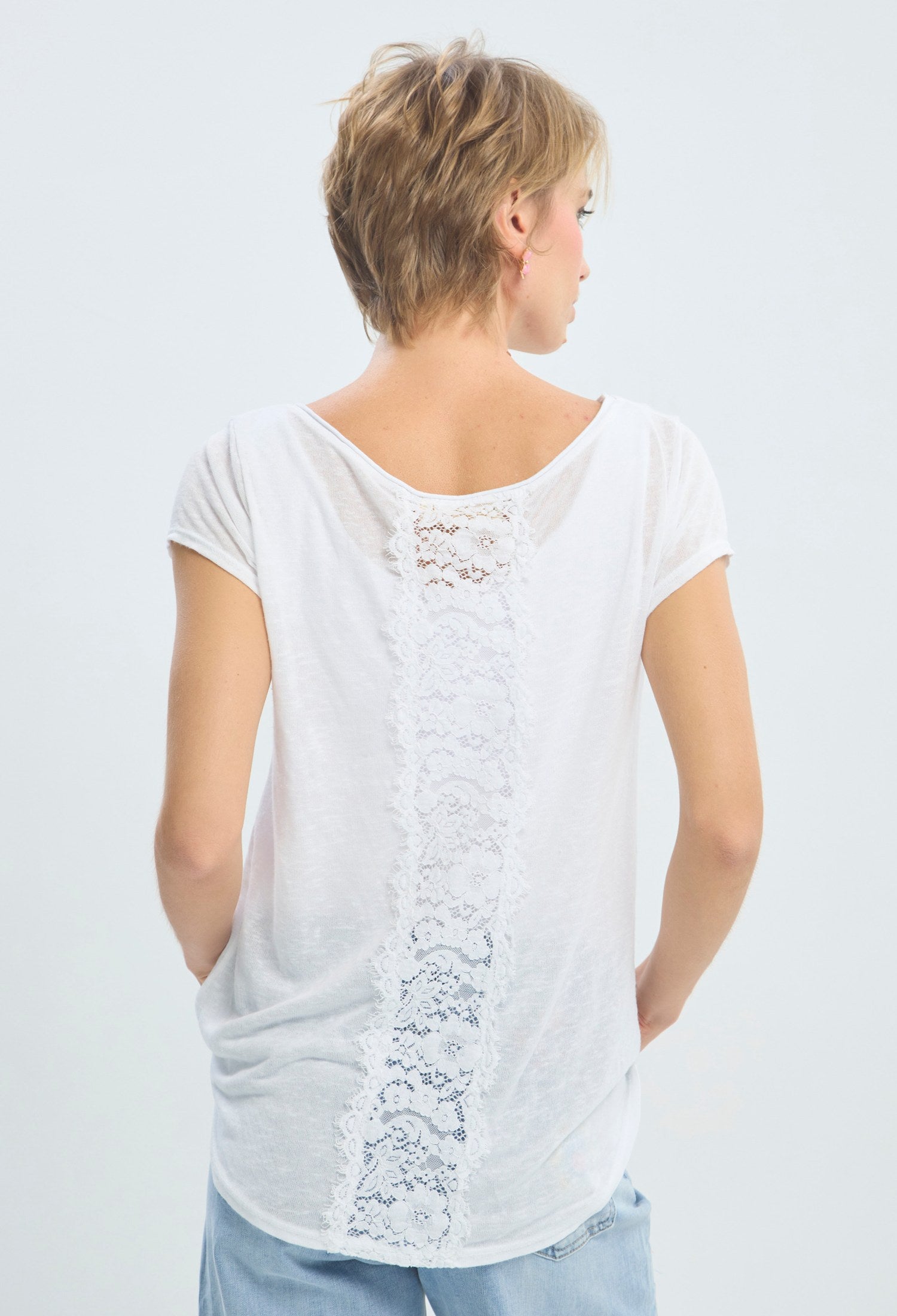 Blusa blanca con encaje en la espalda y bolsillo bordado BYBLA - vista 4