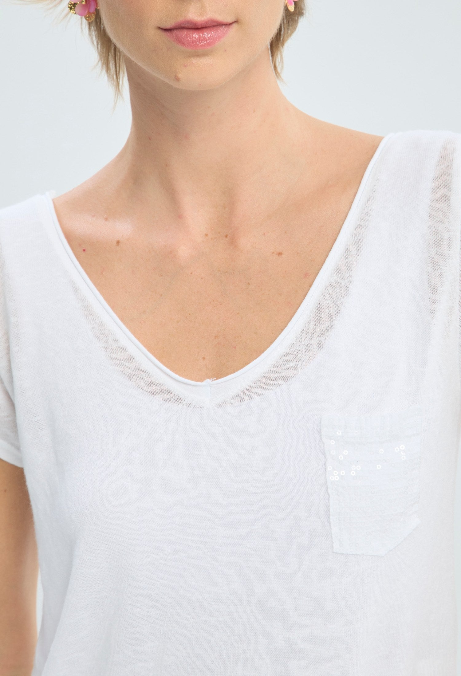 Blusa blanca con encaje en la espalda y bolsillo bordado BYBLA - vista 6