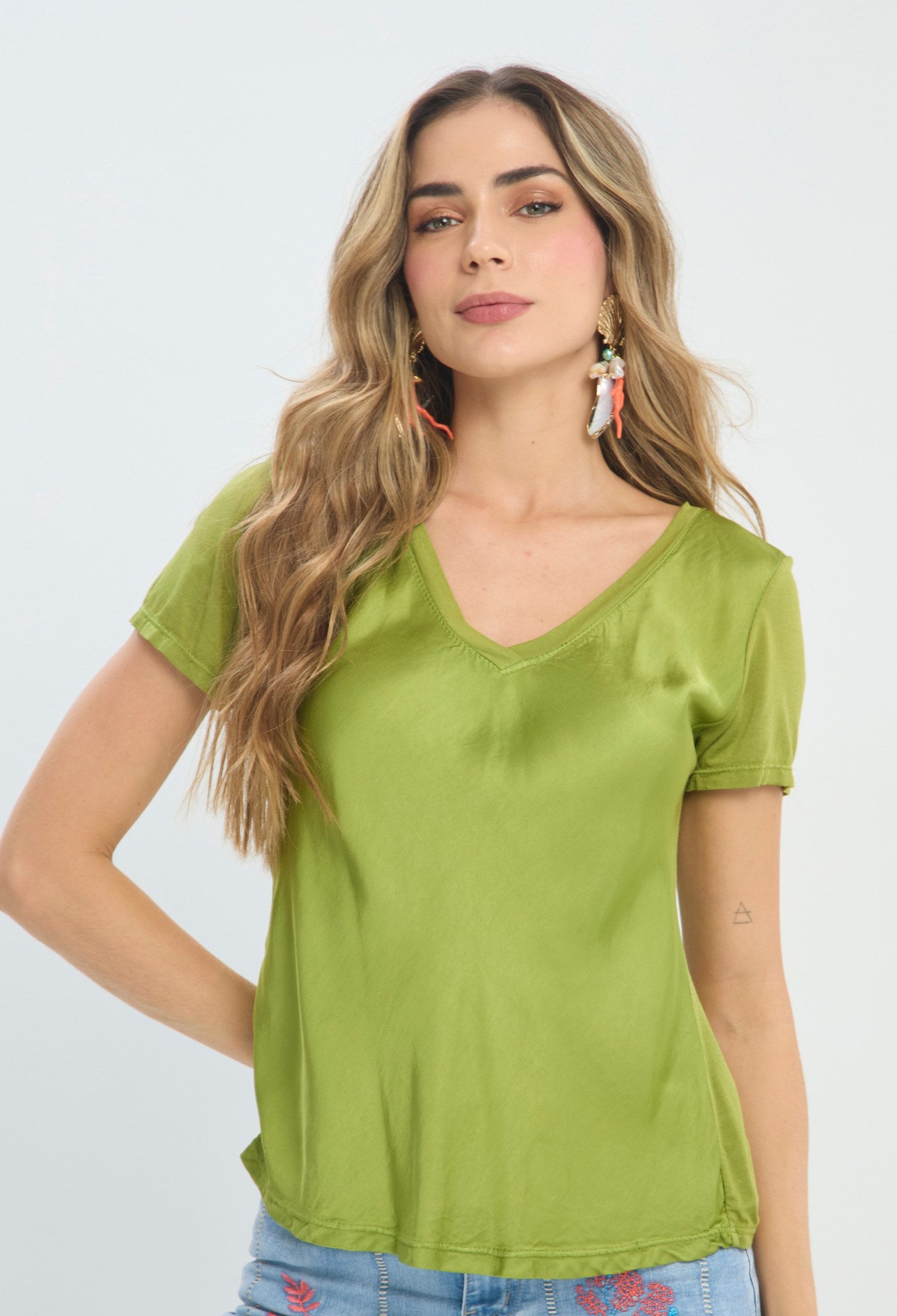 Blusa Satinada Cuello V verde BYBLA Colombia
