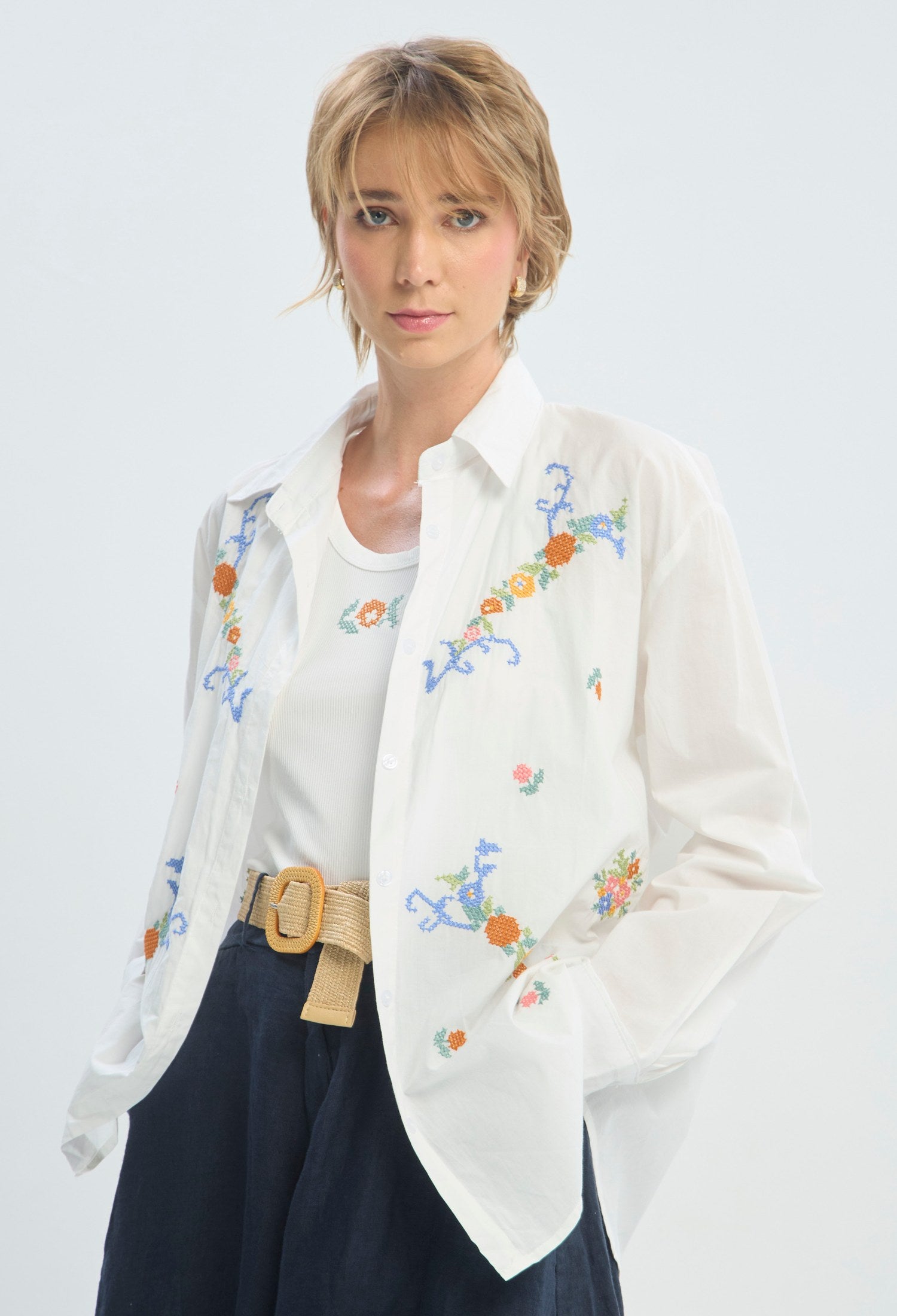 Blusa blanca manga larga con bordado de flores multicolor y top interior BYBLA - vista 2