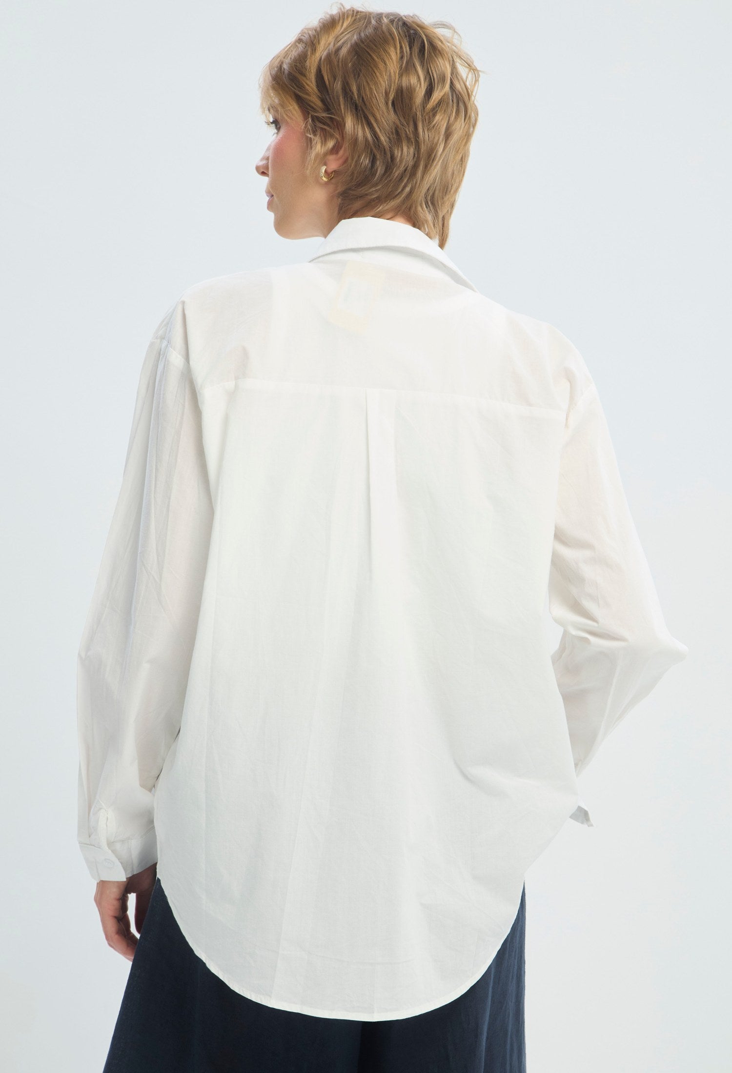 Blusa blanca manga larga con bordado de flores multicolor y top interior BYBLA - vista 4