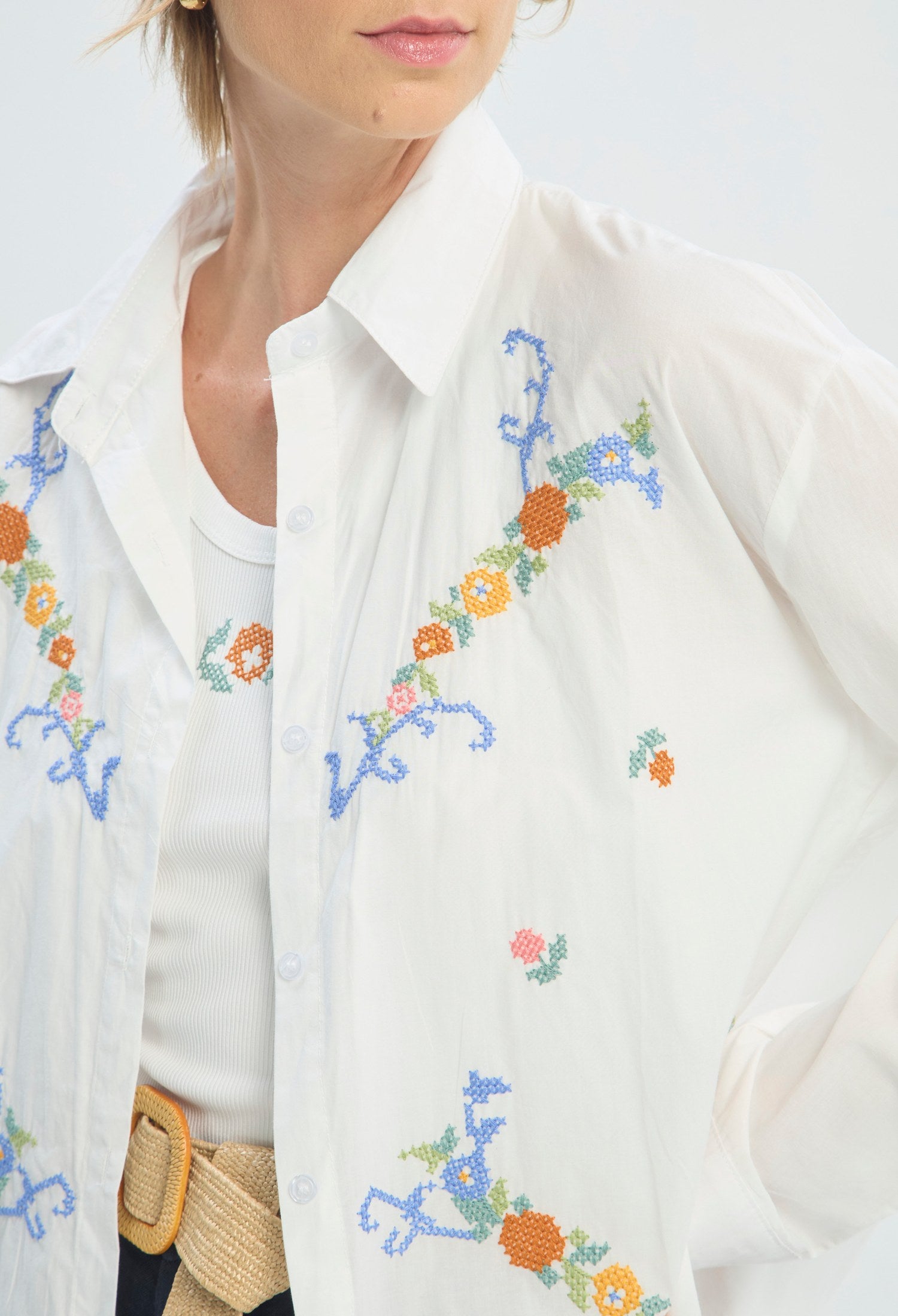 Blusa blanca manga larga con bordado de flores multicolor y top interior BYBLA - vista 5