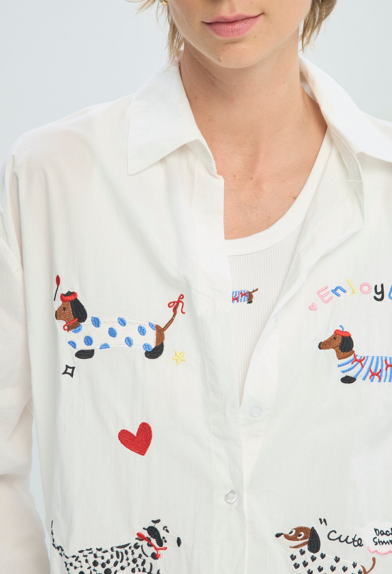 Blusa blanca con bordado de perritos multicolor BYBLA - vista 5