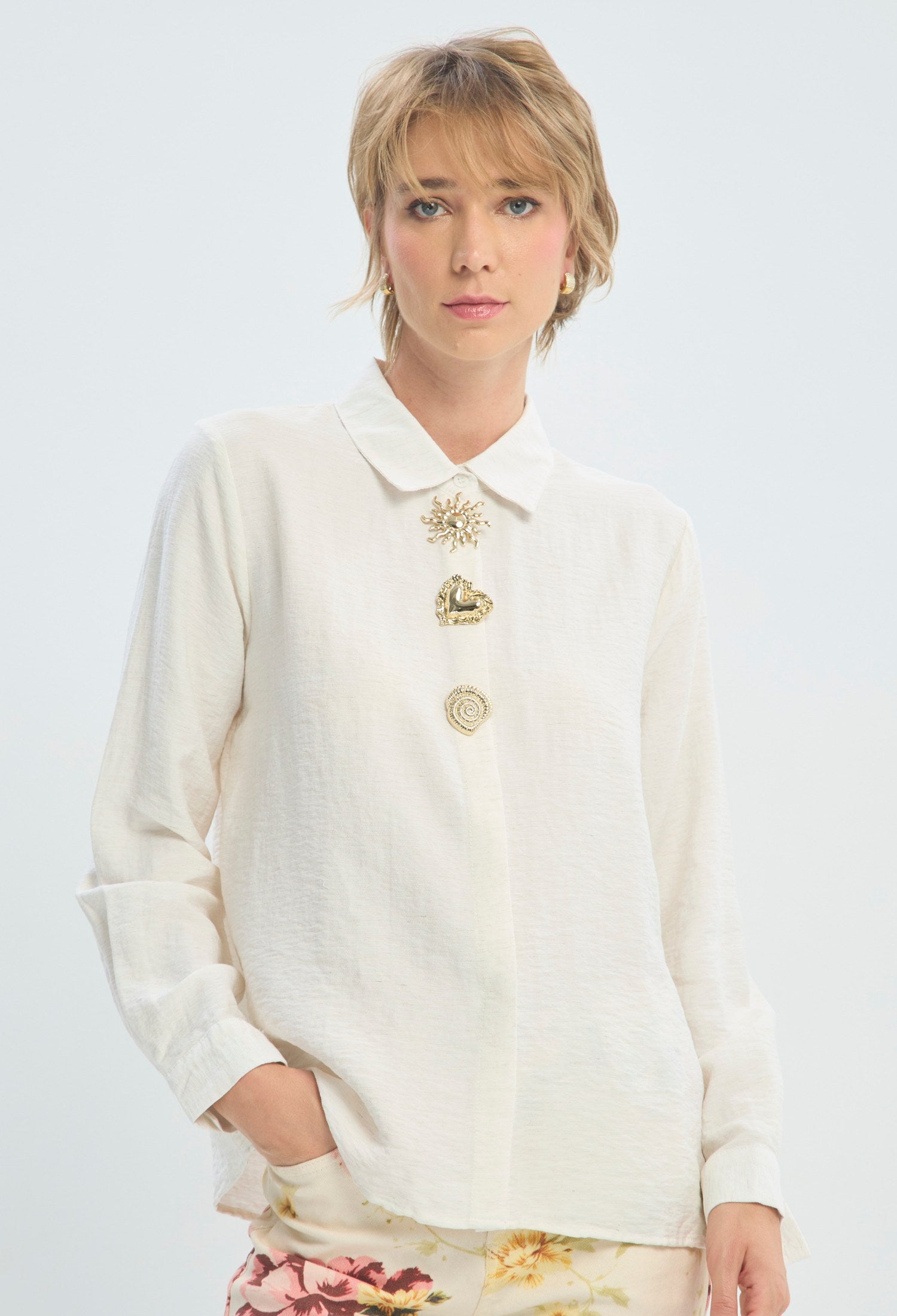 Camisa beige con botones joya dorados BYBLA - vista 2