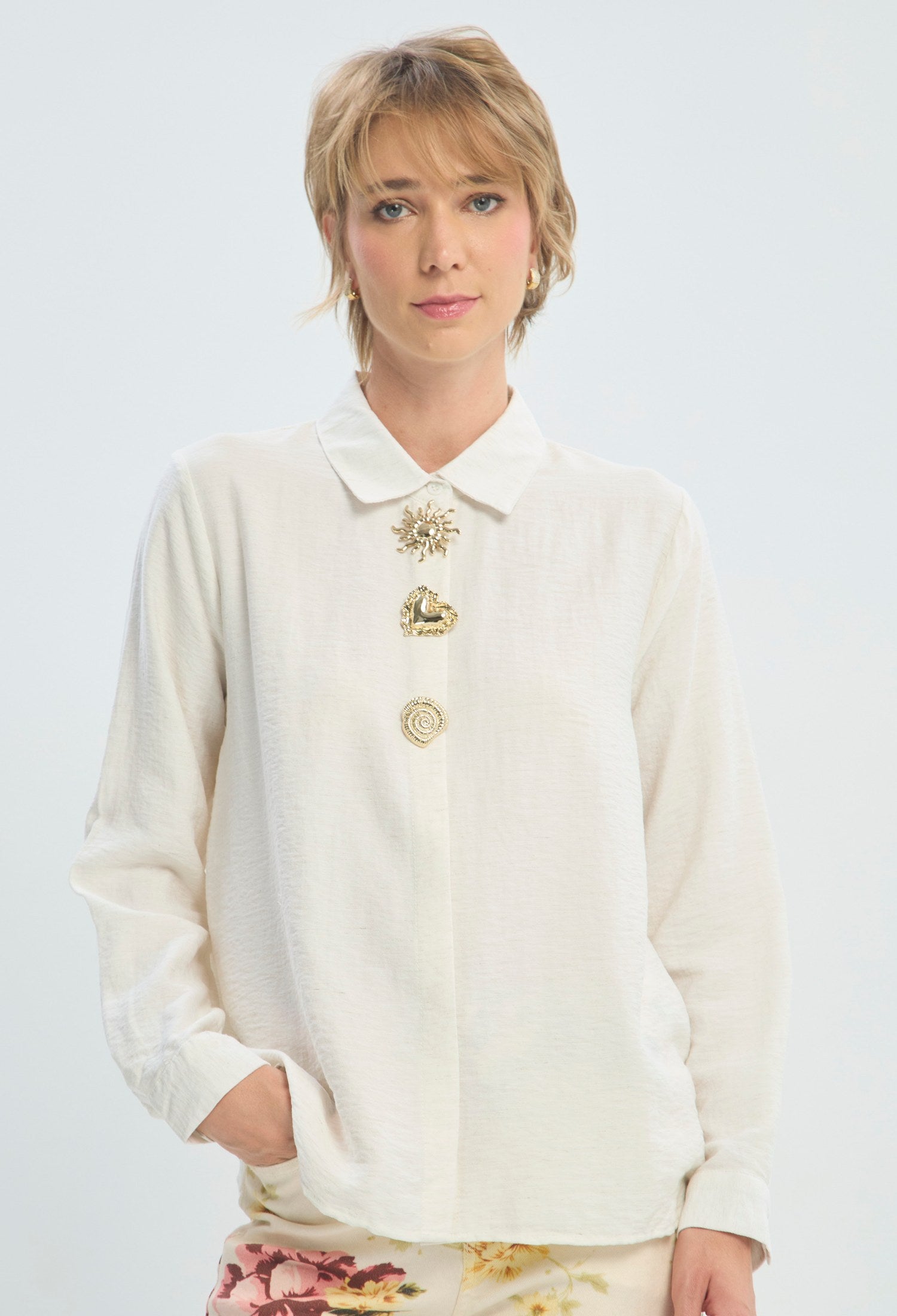 Camisa beige con botones joya dorados BYBLA - vista 5