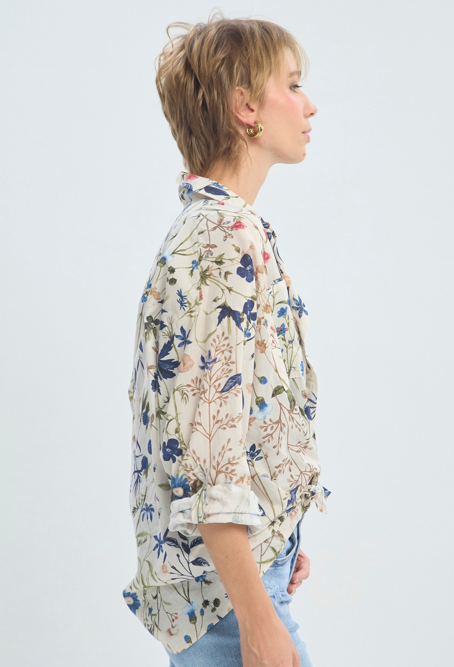 Blusa manga larga con estampado floral sobre fondo crudo BYBLA - vista 2