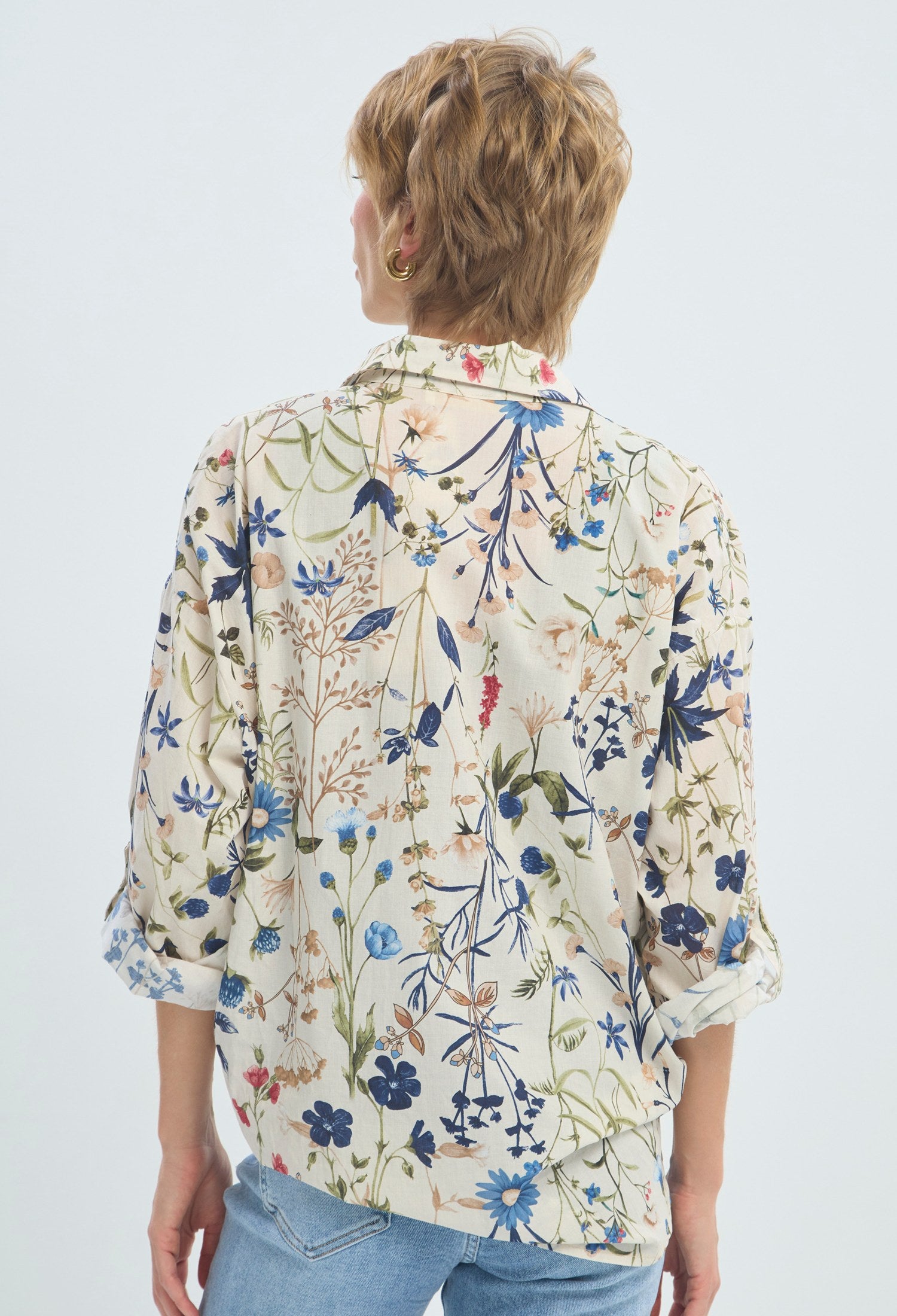 Blusa manga larga con estampado floral sobre fondo crudo BYBLA - vista 3