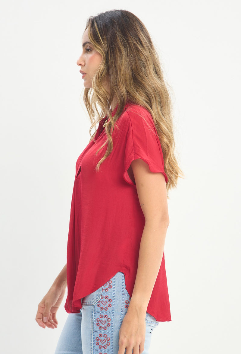 Mujer luciendo blusa rojo BYBLA - Mao Detalle Dorado - vista 2