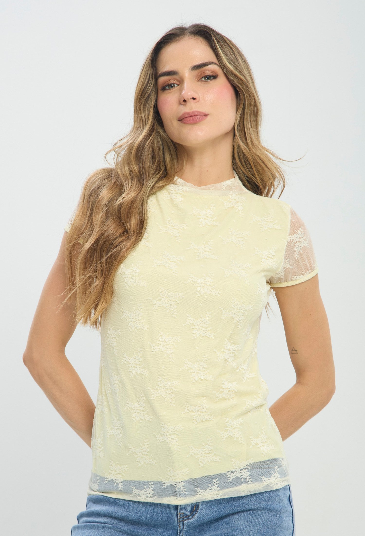 Camiseta Encaje Cuello Alto amarillo BYBLA Colombia