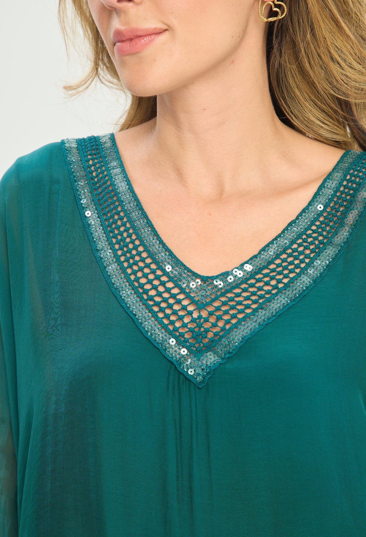 Blusa Poncho Seda Cuello V con Lentejuelas verde esmeralda BYBLA