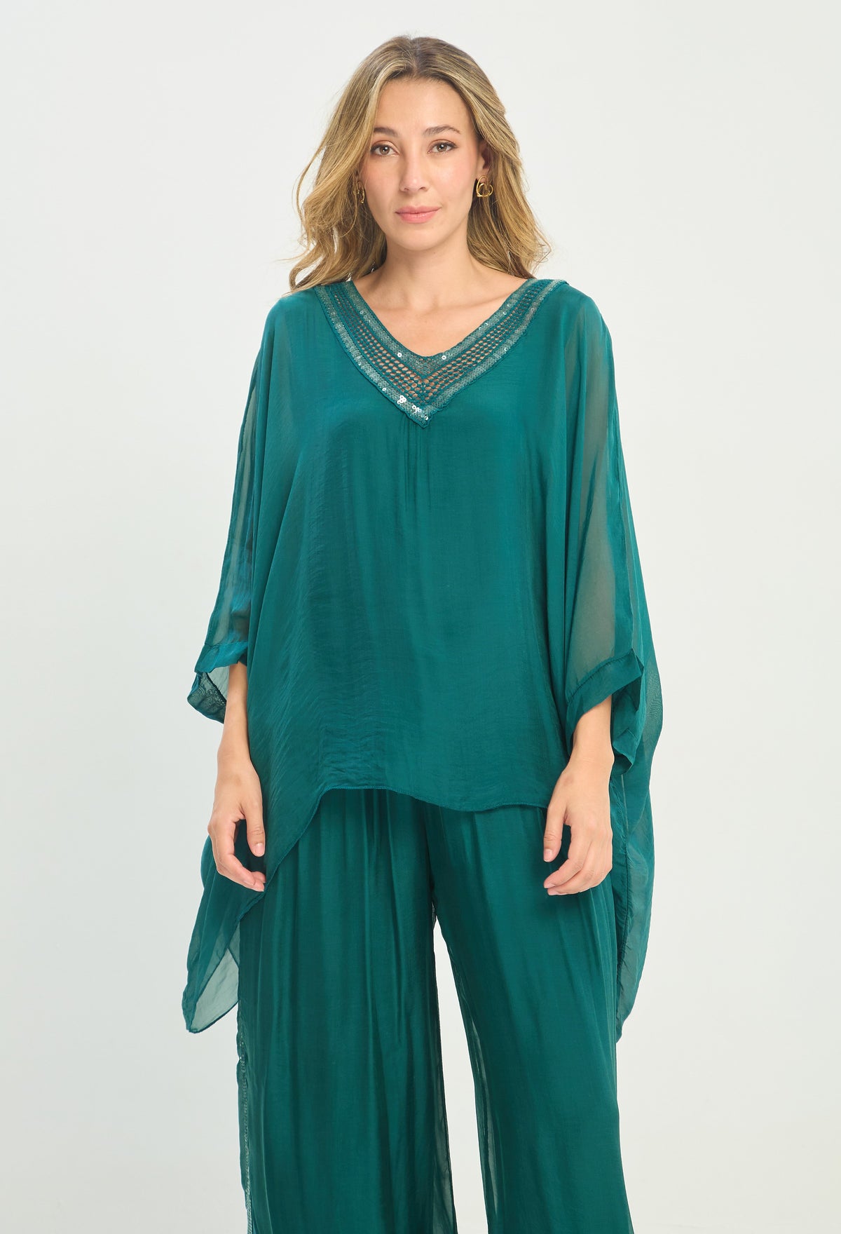 Blusa Poncho Seda Cuello V con Lentejuelas verde esmeralda BYBLA