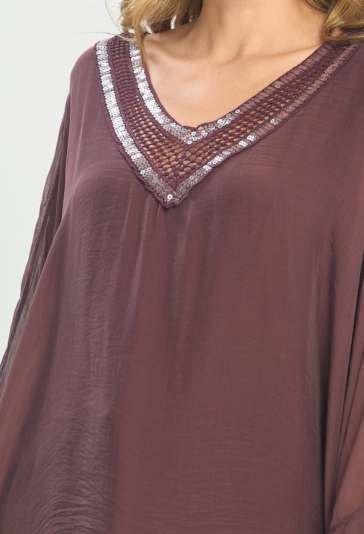 Blusa Poncho Seda Cuello V con Lentejuelas uva BYBLA