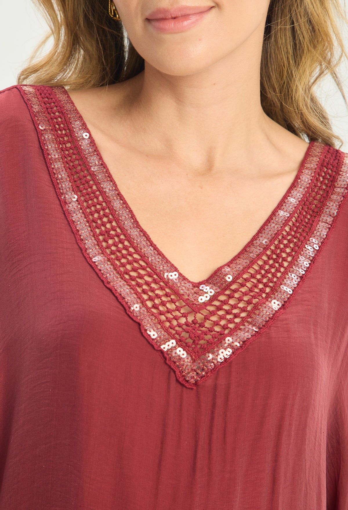 Blusa Poncho Seda Cuello V con Lentejuelas vinotinto BYBLA