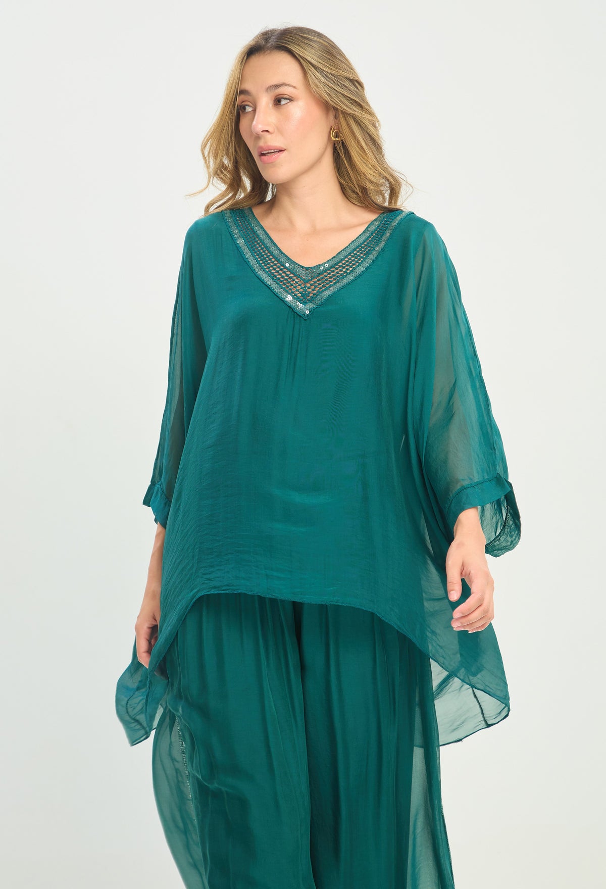 Blusa Poncho Seda Cuello V con Lentejuelas verde esmeralda BYBLA