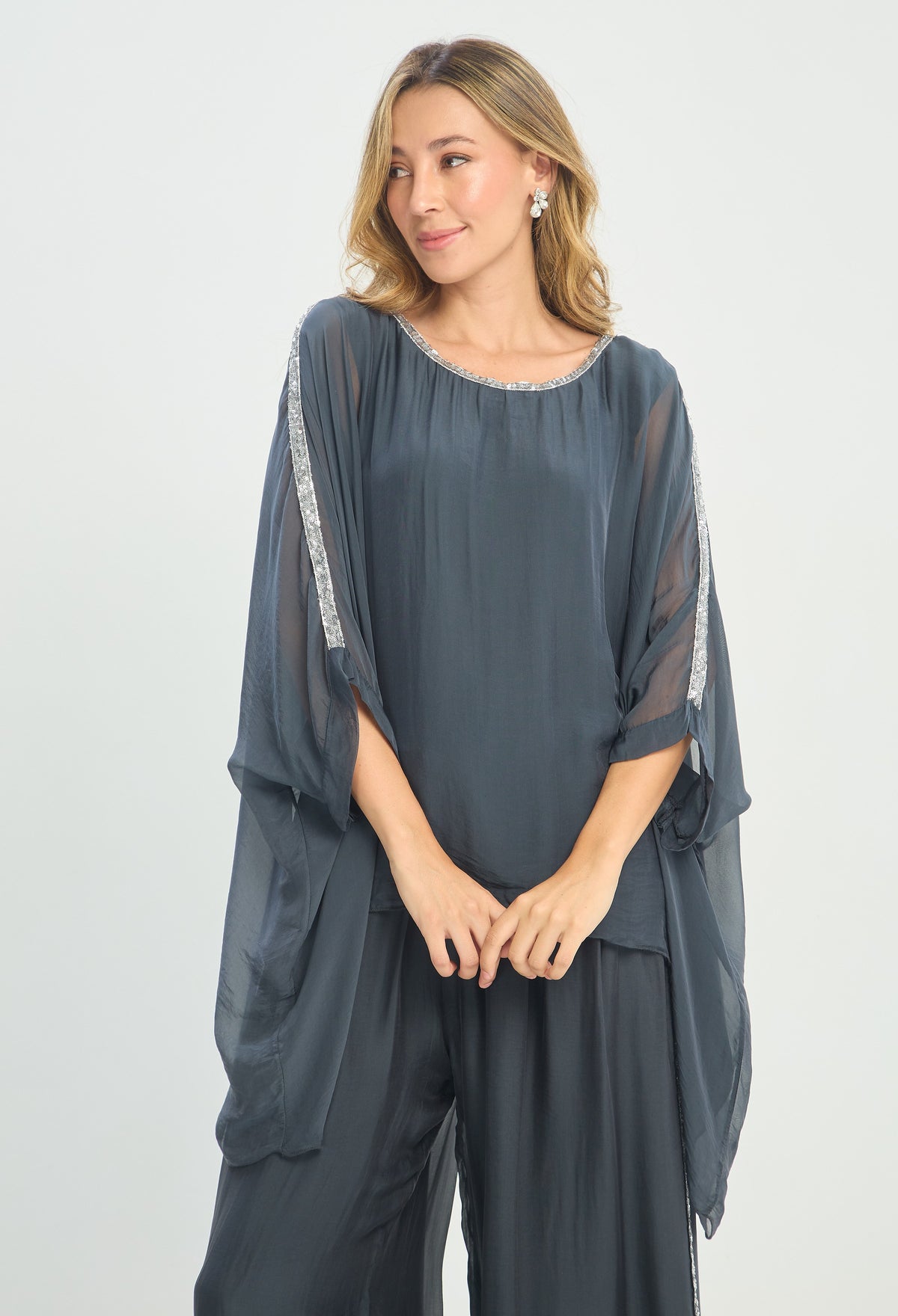 Blusa Poncho Seda Franja de Lentejuelas gris grafito BYBLA