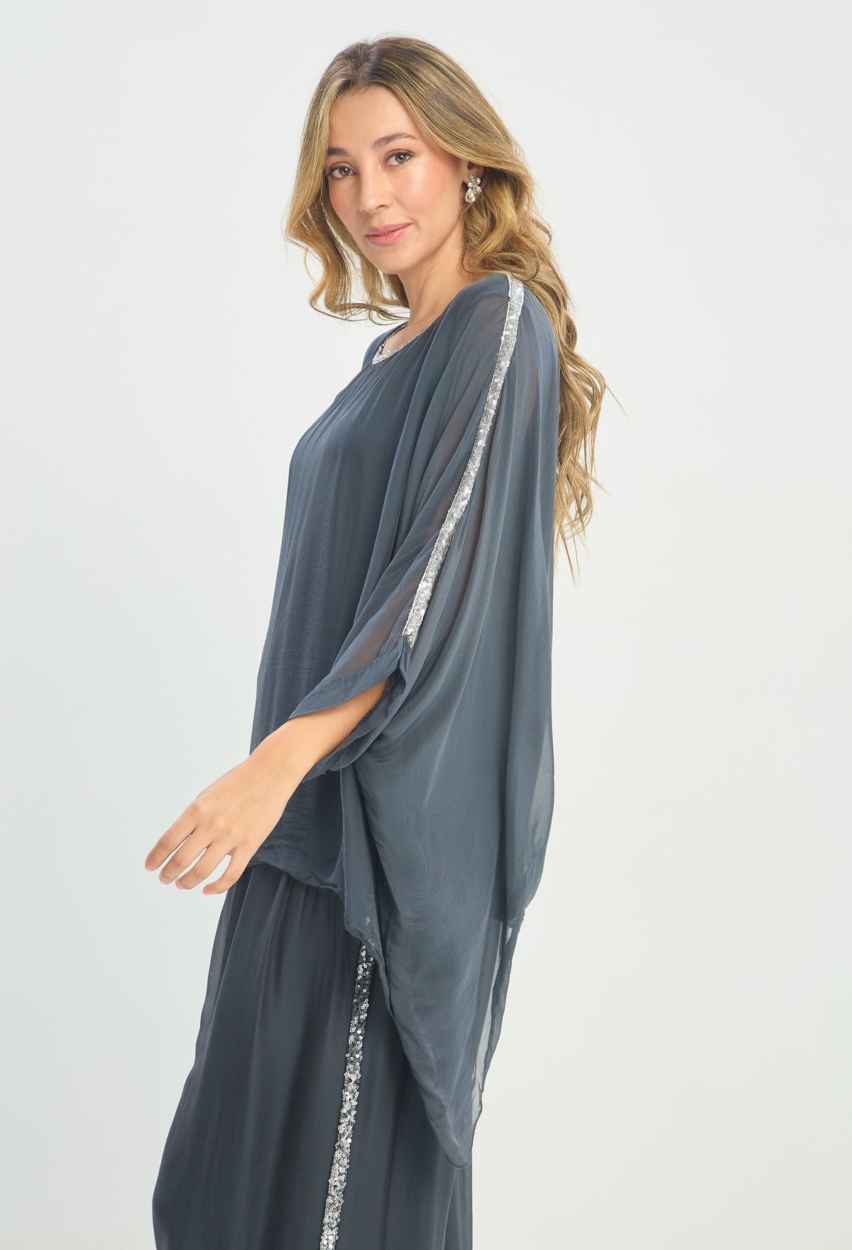 Blusa Poncho Seda Franja de Lentejuelas gris grafito BYBLA