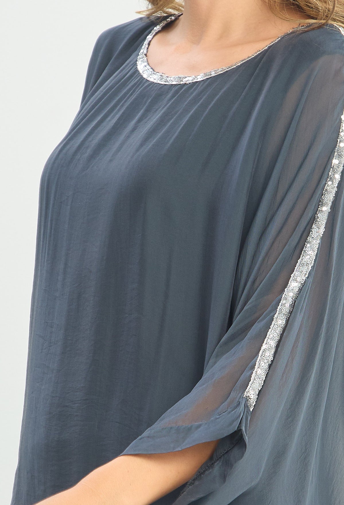 Blusa Poncho Seda Franja de Lentejuelas gris grafito BYBLA