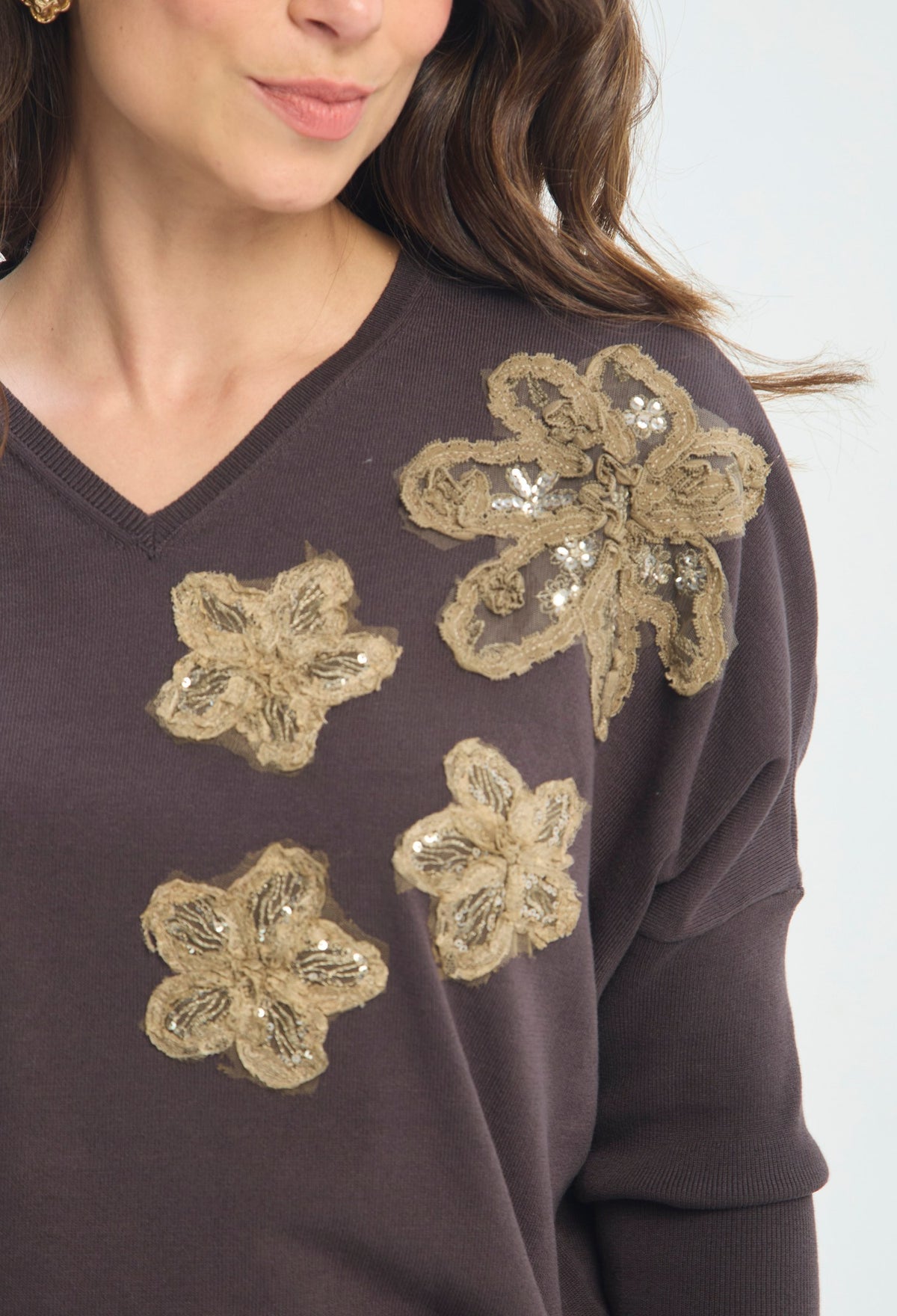 Blusa Punto Flores Bordadas beige arena BYBLA - vista 5