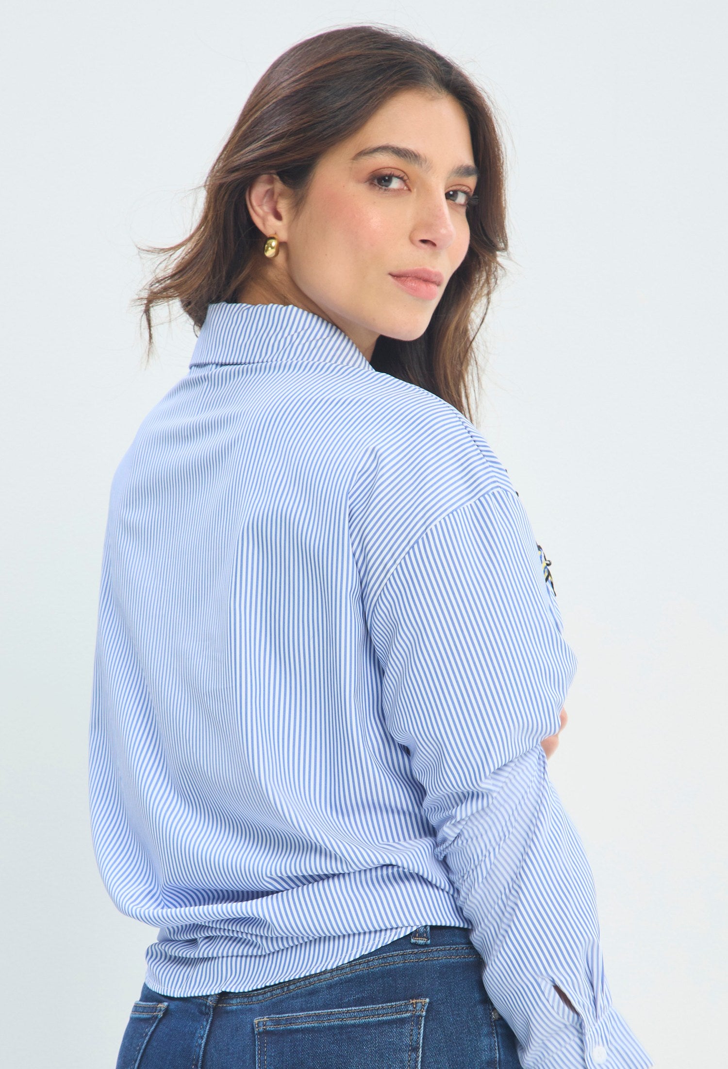 Blusa Rayas Parches Bordados azul y blanco sale BYBLA - vista 3